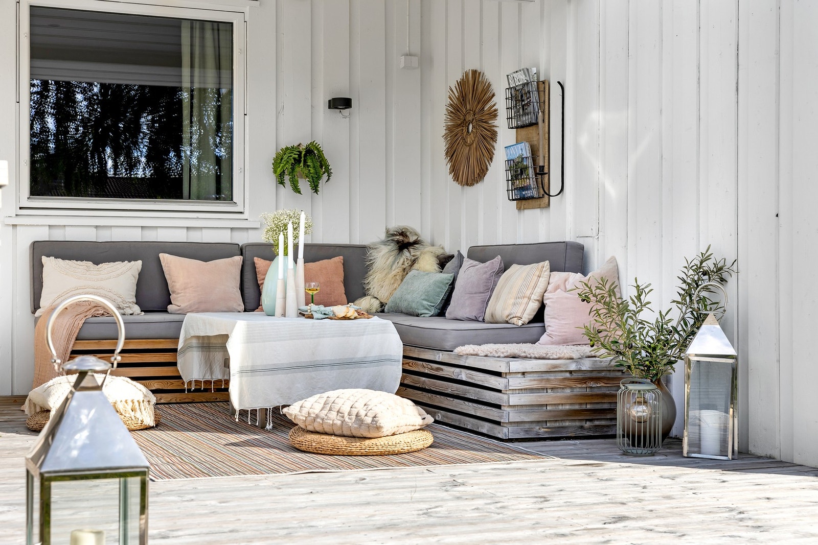 Overbygd del av terrassen gir ly for både sol og regn, slik at uterommet kan brukes store deler av året. Galleribilde