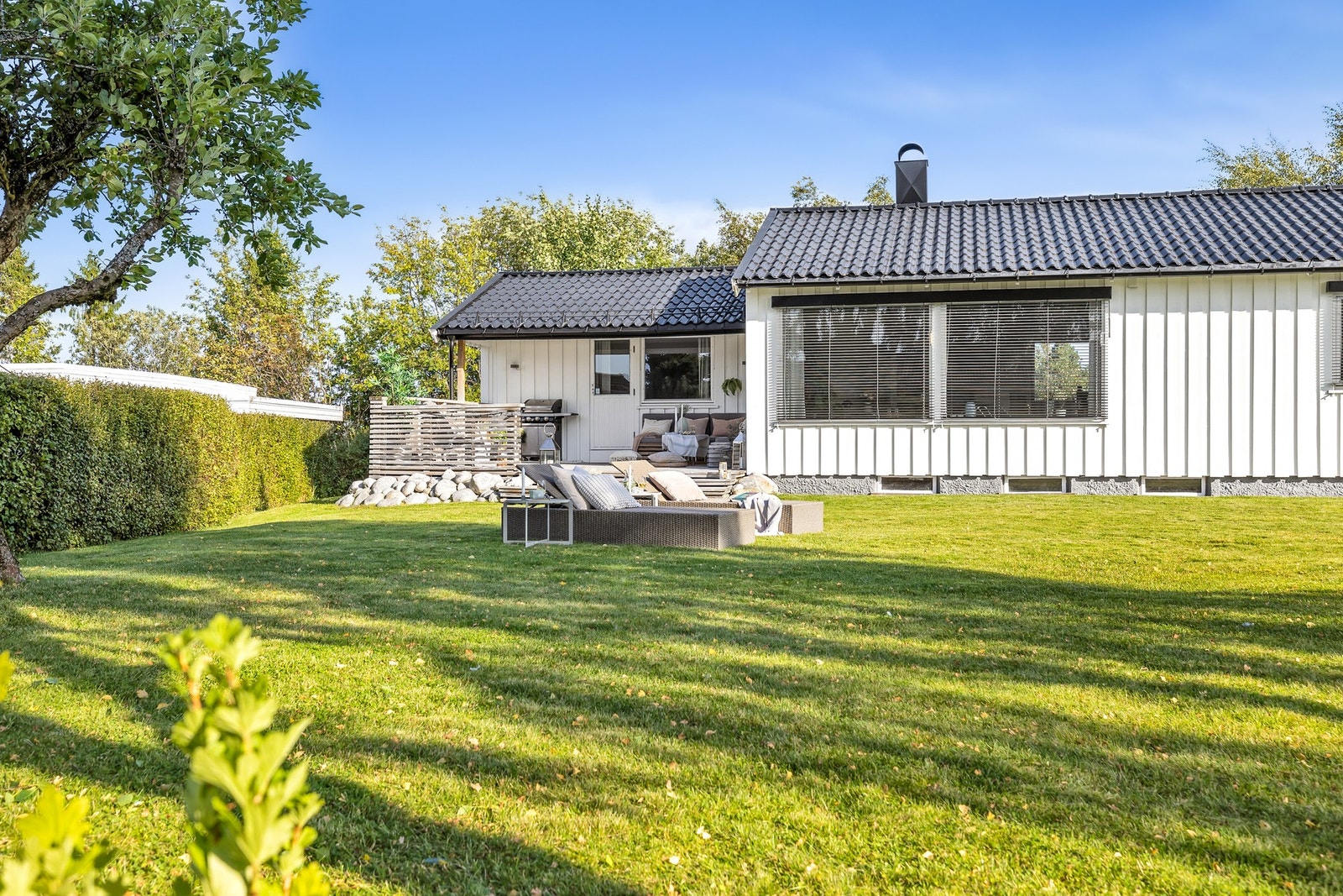 Uteområdet byr på flotte solforhold og god plass til utemøbler, grill og aktiviteter for hele familien. Galleribilde