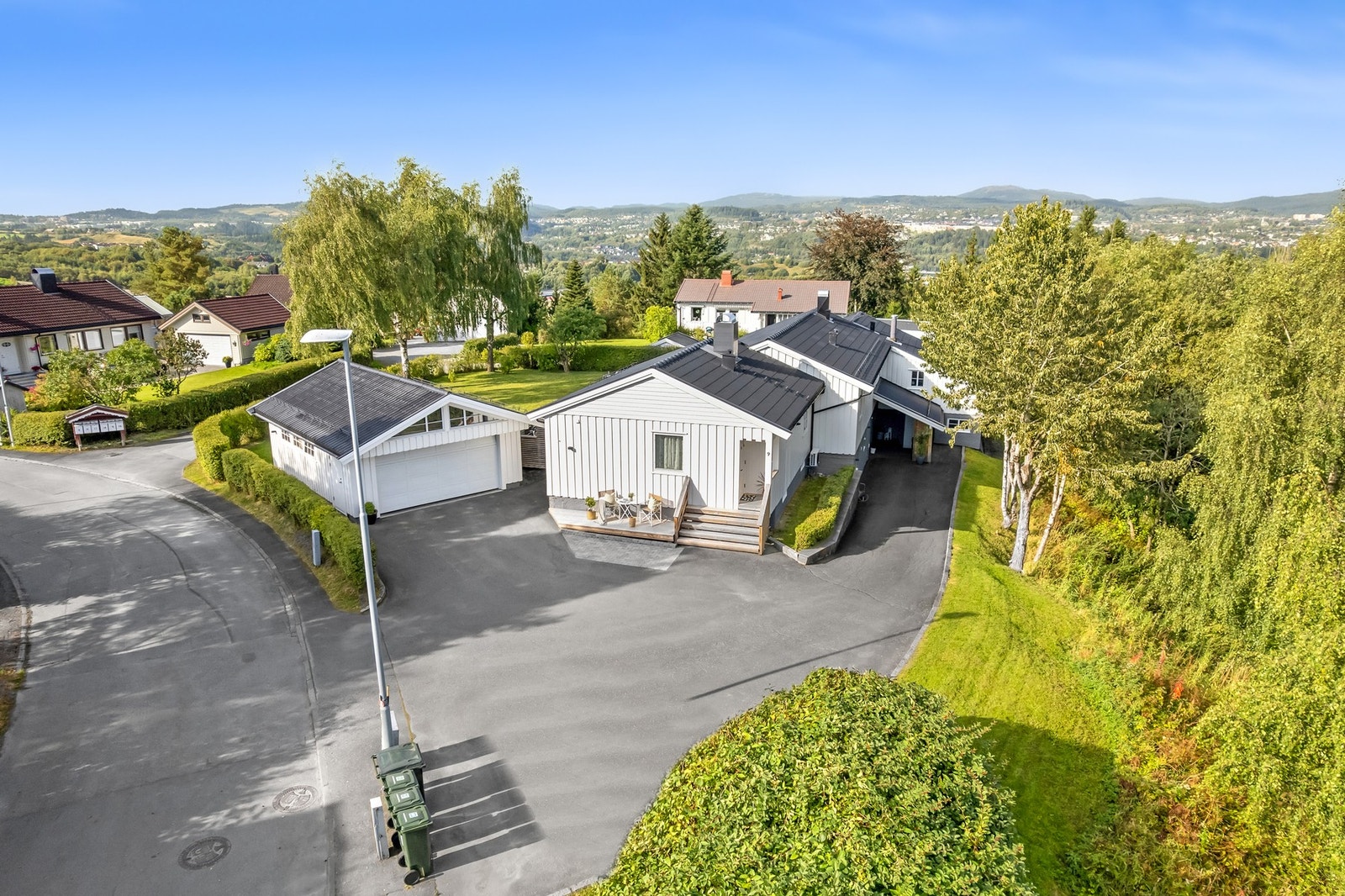 Flott innkjørsel med gode parkeringsmuligheter. Galleribilde