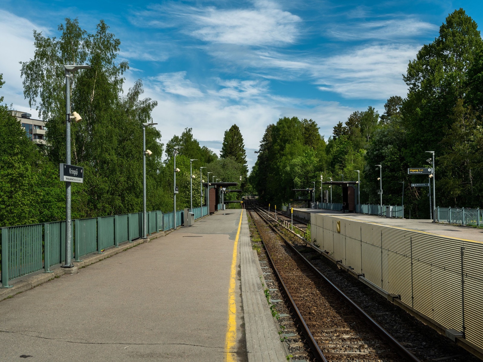 Rett nedenfor Meny ligger nærmeste kollektive knutepunkt: Kringsjå T-banestasjon. Galleribilde