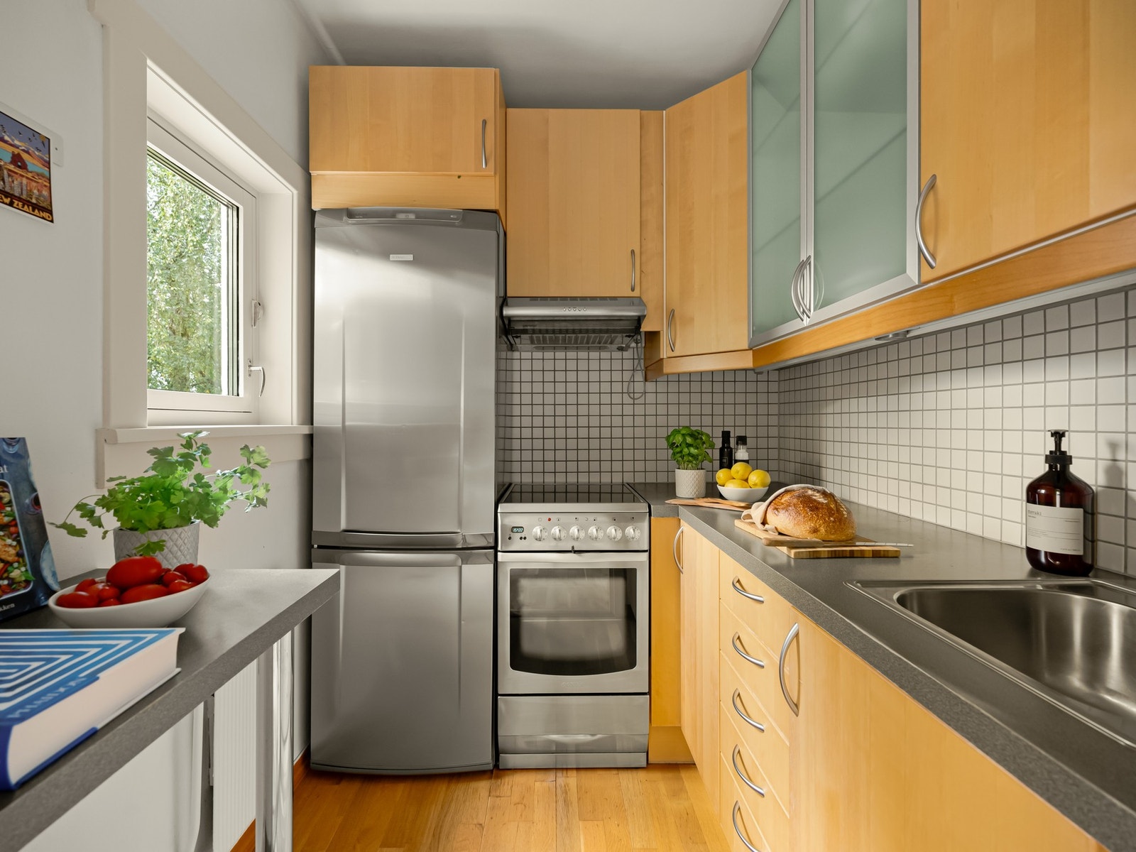 Ellers er det rikelig med lagring i overskap og underskap. Galleribilde