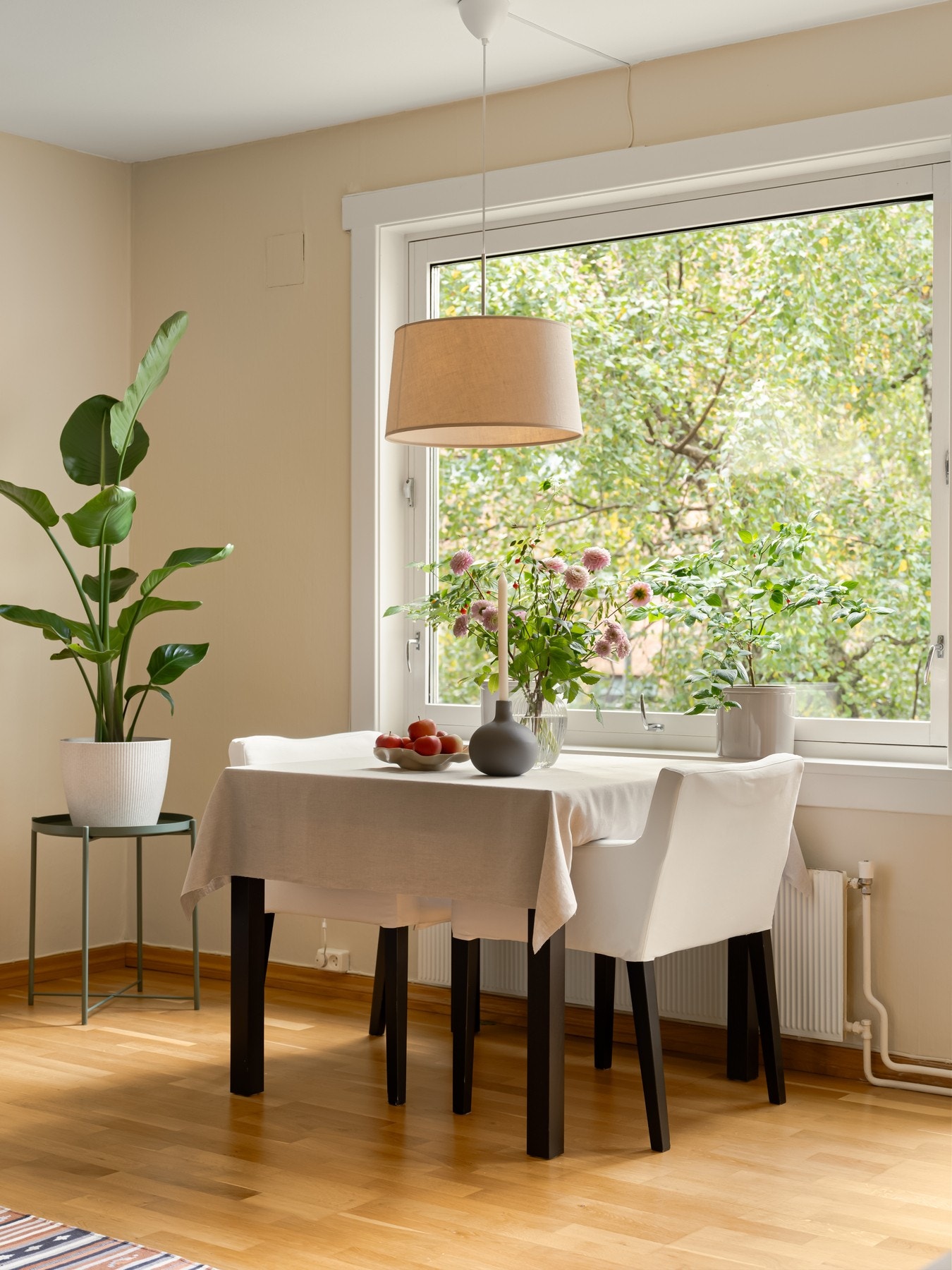 Spisebordet finner sin naturlig plass ved vindusflatene. Her går det an å nyte hyggelige stunder. Galleribilde