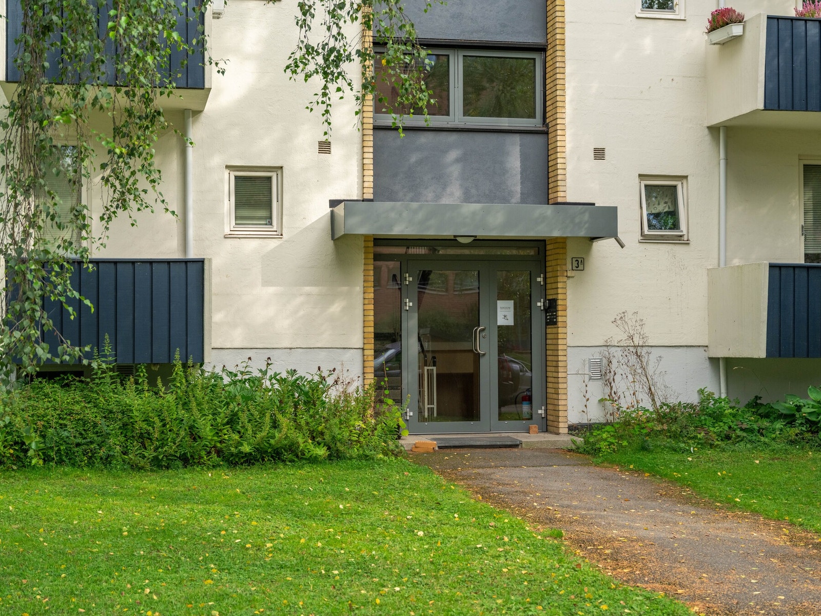 Leiligheten ligger fint til i byggets 2. etasje, skjermet for innsyn. Galleribilde