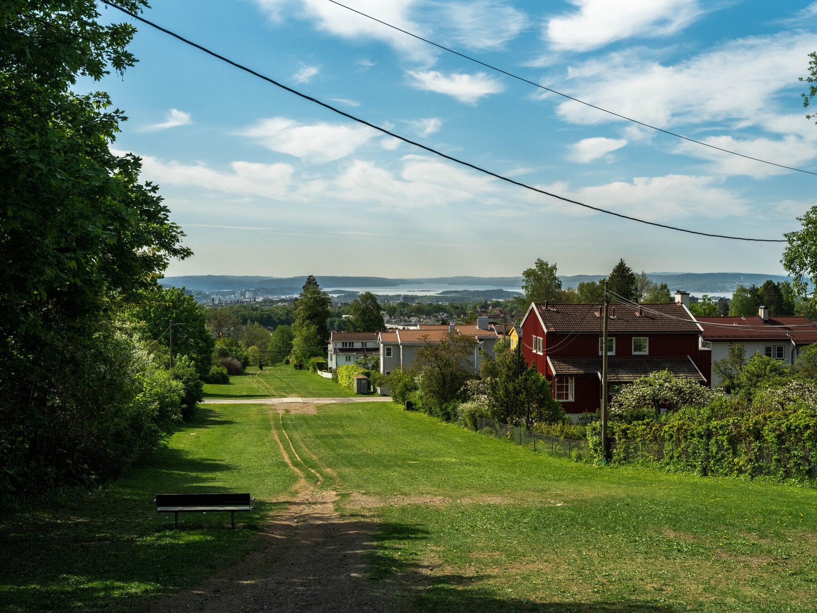 Det er også flere grøntområder i nærområdet, som gir herlige akebakker på vinteren. (Er du glad i å ake på vinteren så anbefales det å ta turen.) Galleribilde