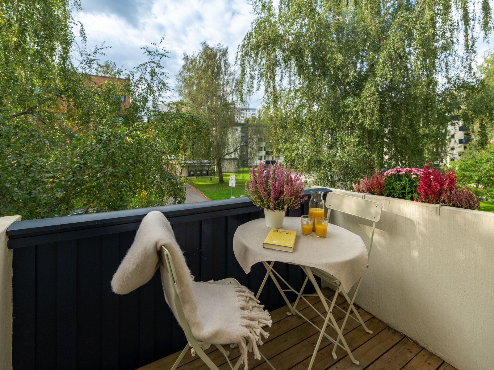 Blant boligens mange kvaliteter finner du denne solrike, vestvendte balkongen. Vi kommer tilbake hit! Galleribilde
