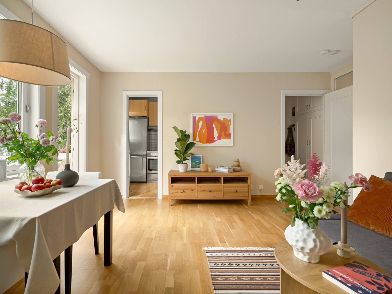 Vi tar turen inn igjen. Neste stopp er kjøkkenet, som henger sammen med stuen i en praktisk delvis åpen løsning. Galleribilde