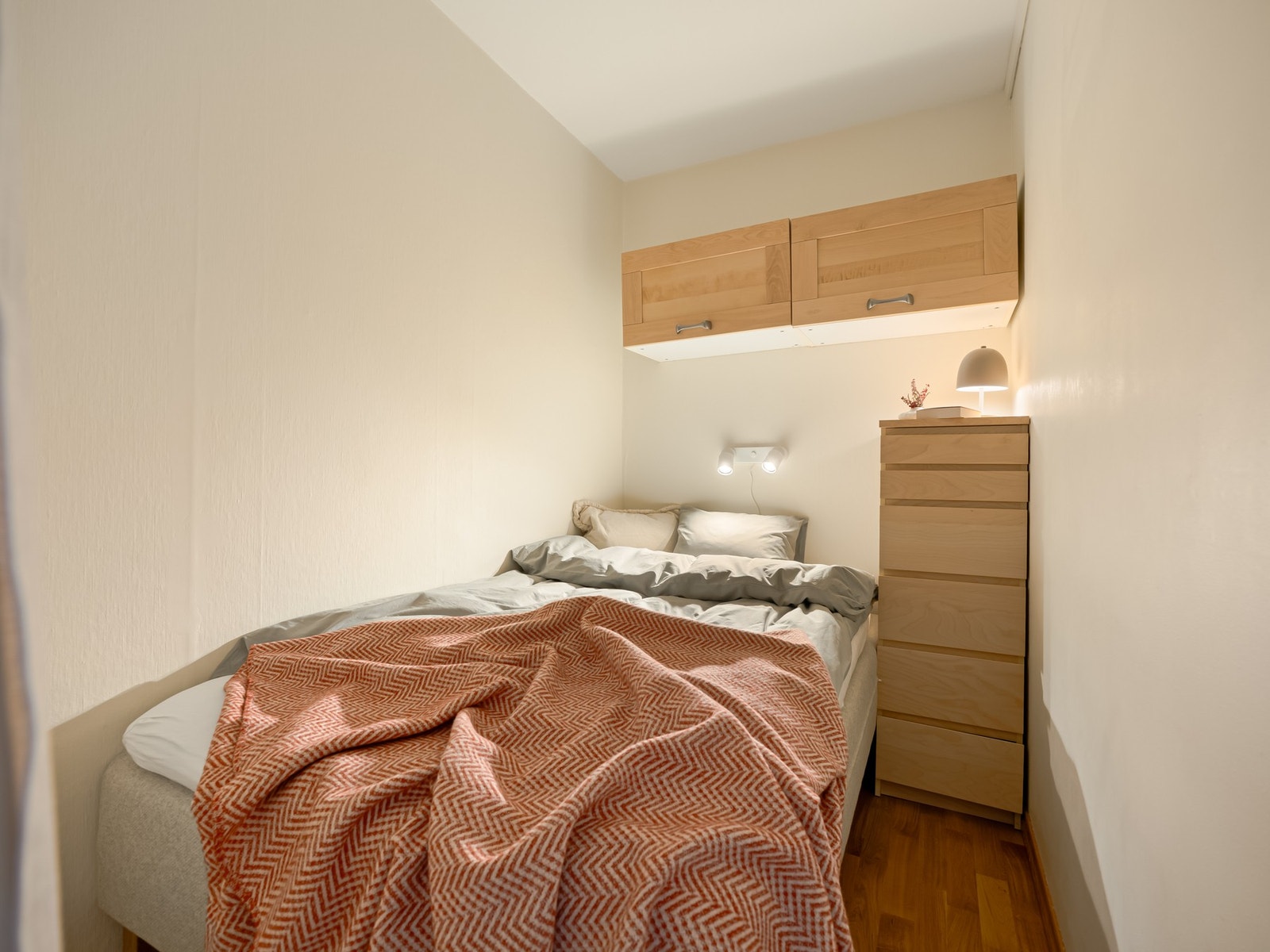 Sovealkoven har plass til seng i 1,20 meter bredde, samt skap og skuffer for lagring. Galleribilde