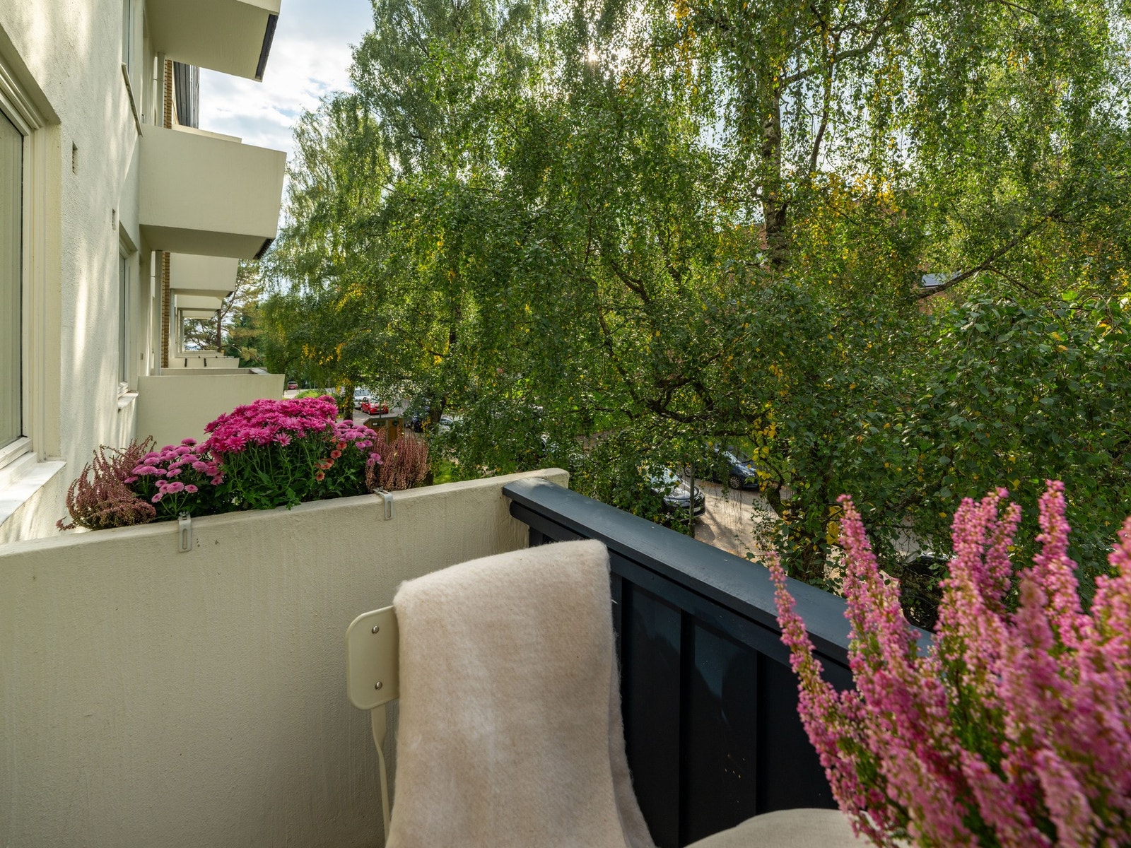 Borettslaget har ellers lagt til rette på fellesområder med benker, bord og hagekasser dersom man har grønne fingre. Massevis av uteplass totalt sett. Galleribilde