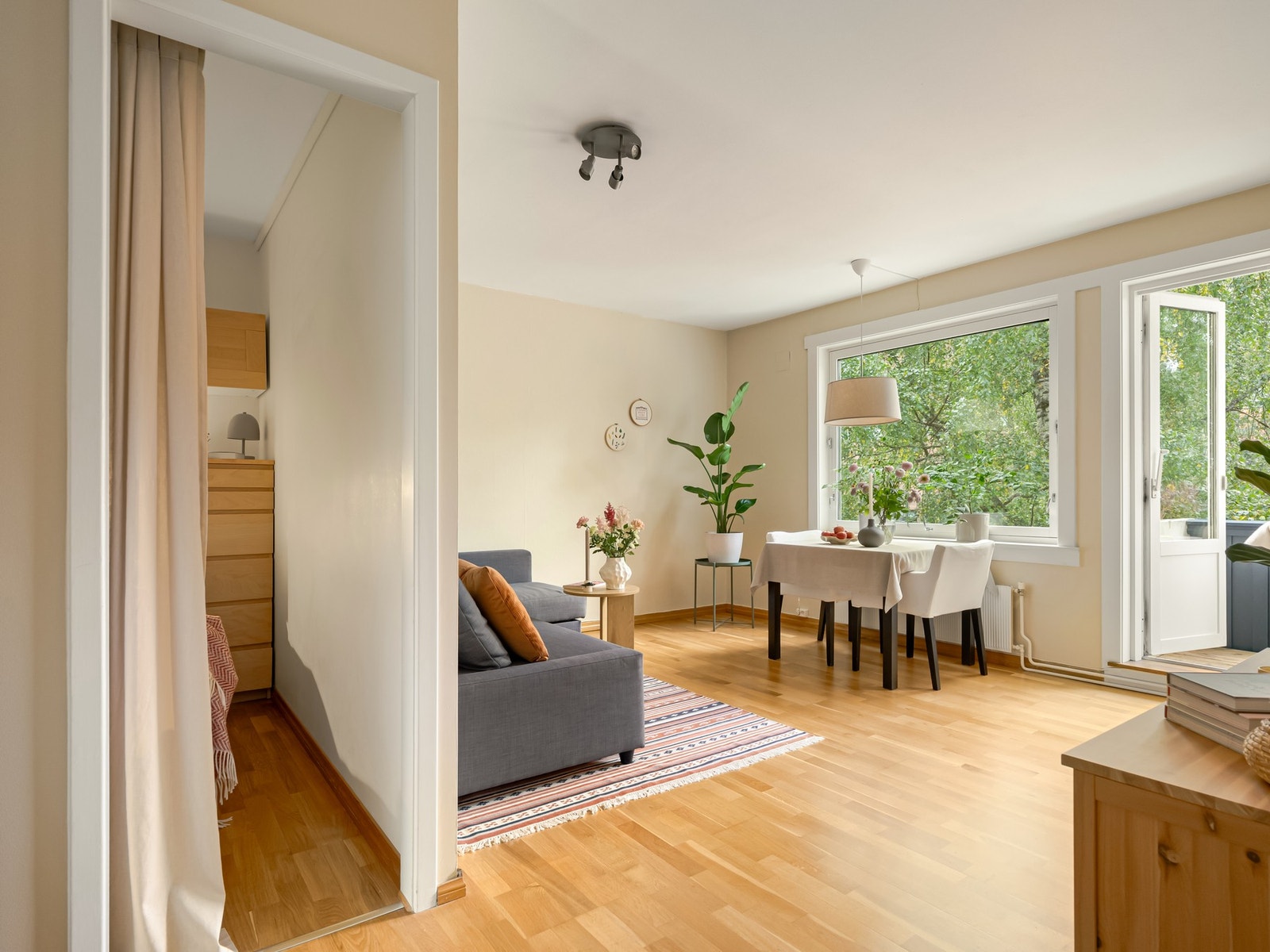 De store og gode vindusflatene slipper inn rikelig med naturlig lys. Herlig utsyn også, eller hva? Galleribilde