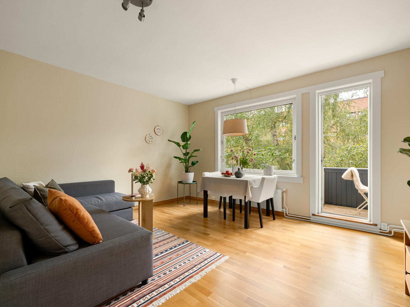 Vi fortsetter i den romslige stuen, som rommer både sofagruppe og spisebord. Galleribilde