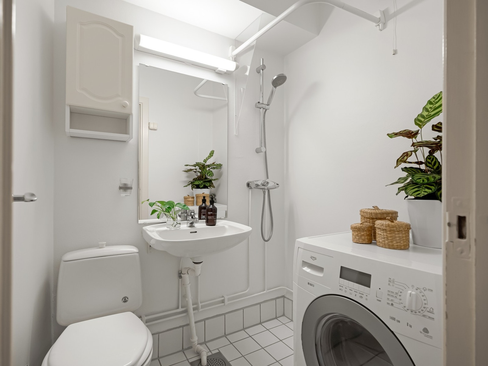 Her er det også varmekaber i gulv og opplegg for vaskemaskin. Galleribilde