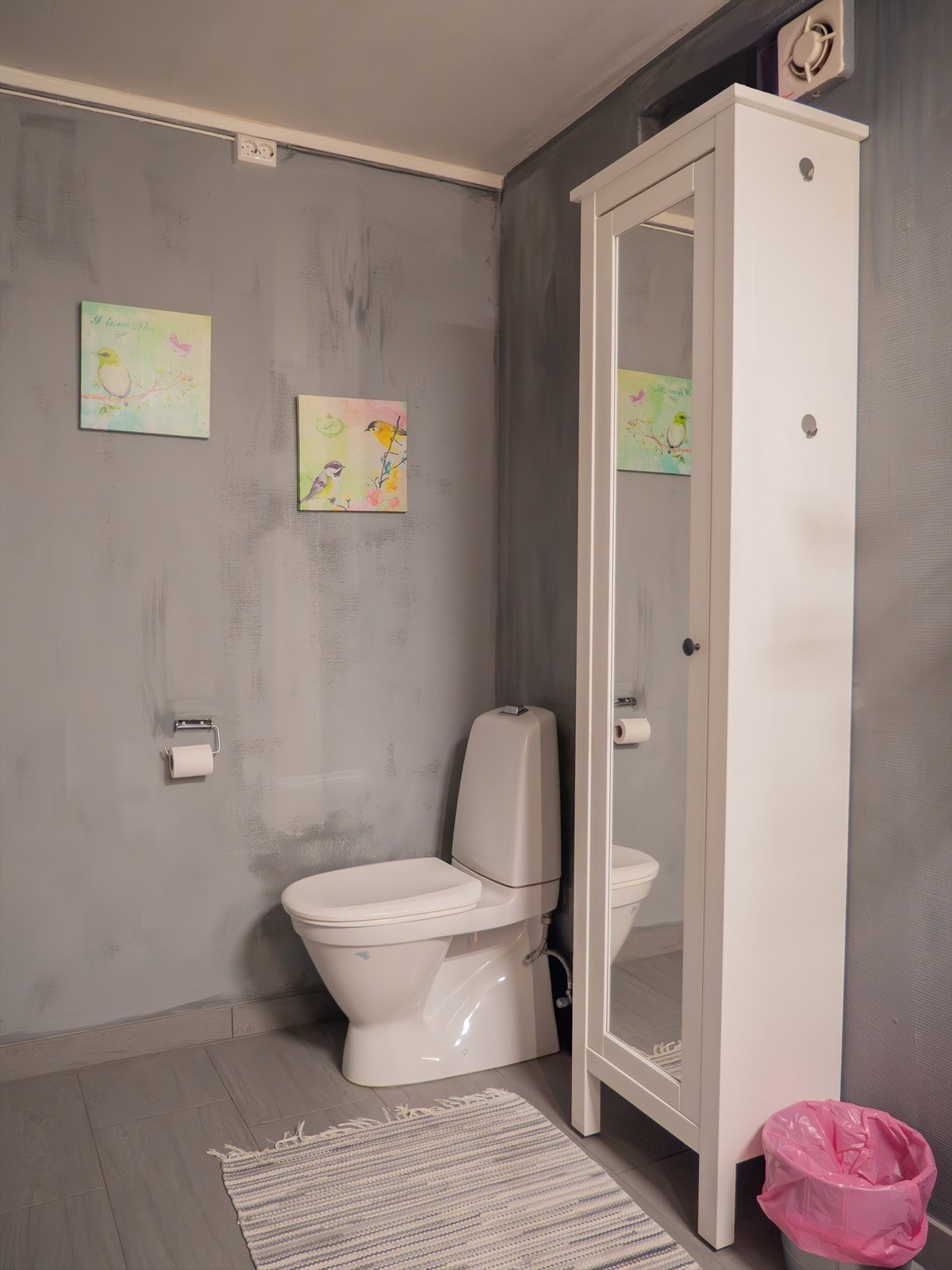 Badet ,ed flis med varmekabler på gulv, malte vegger Galleribilde