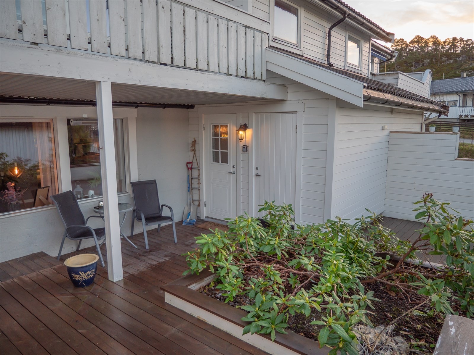 Selveierleilighet med et flott inngangsparti og uteområde Galleribilde