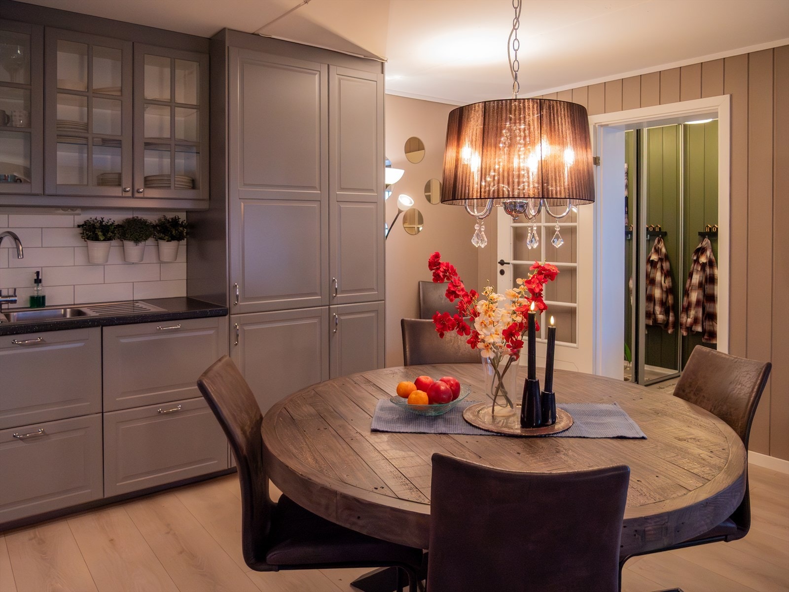 IKEA kjøkkeninnredning med integrerte hvitevarer Galleribilde