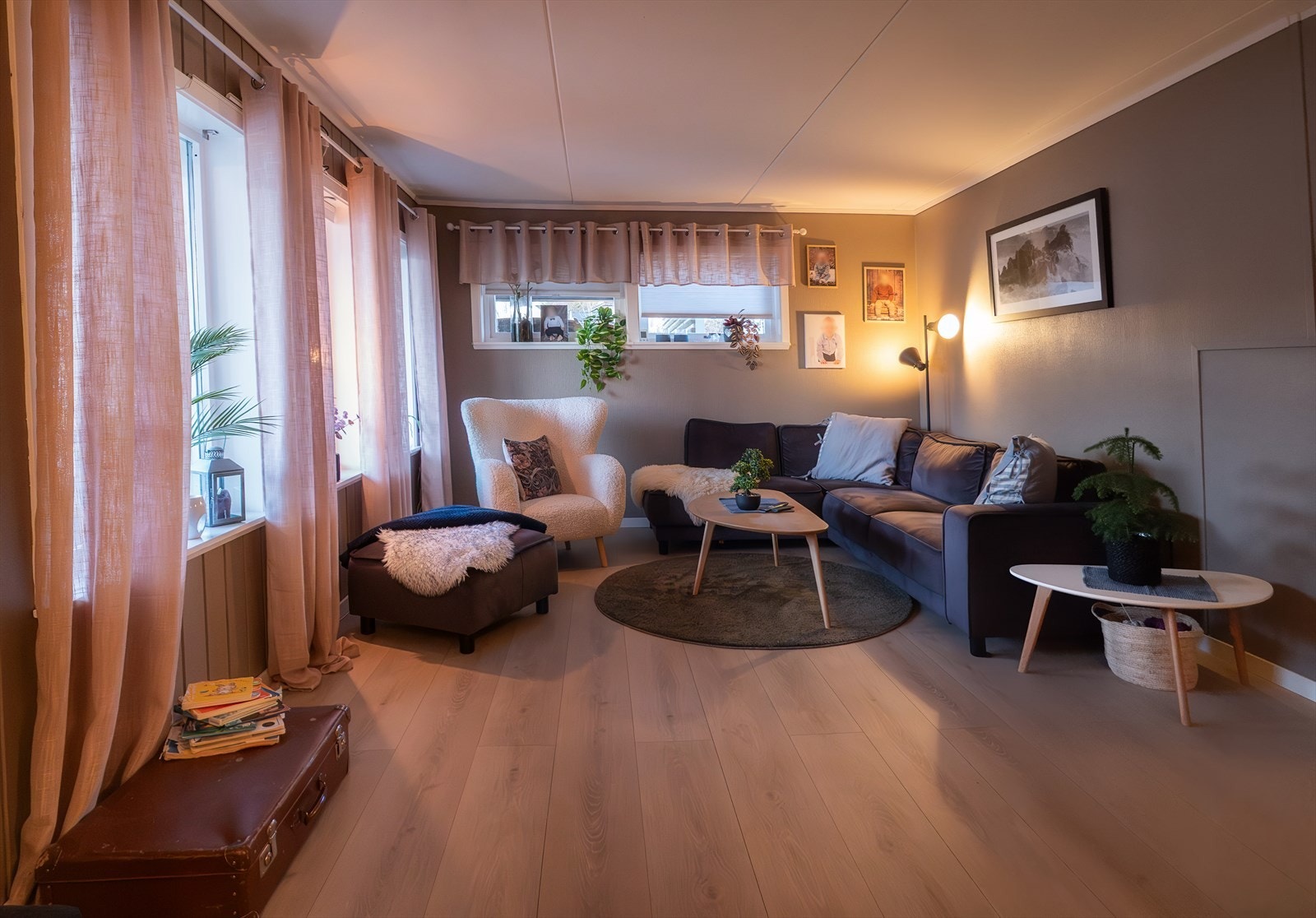 Lun og koselig stue, legg merke til det flotte gulvet Galleribilde