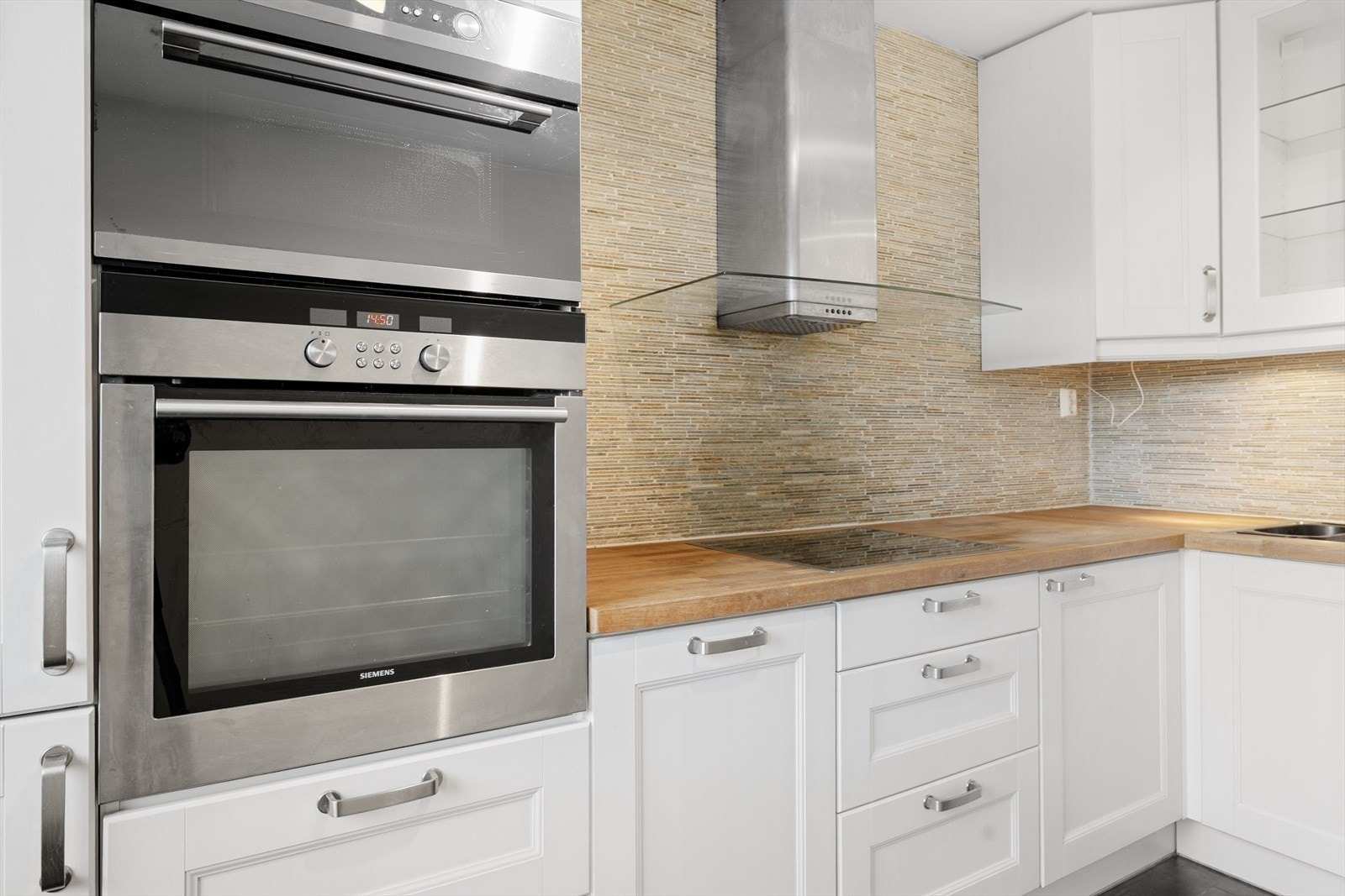 Kjøkkenet har integrert stekeovn, platetopp og kjøl-/fryseskap. Galleribilde