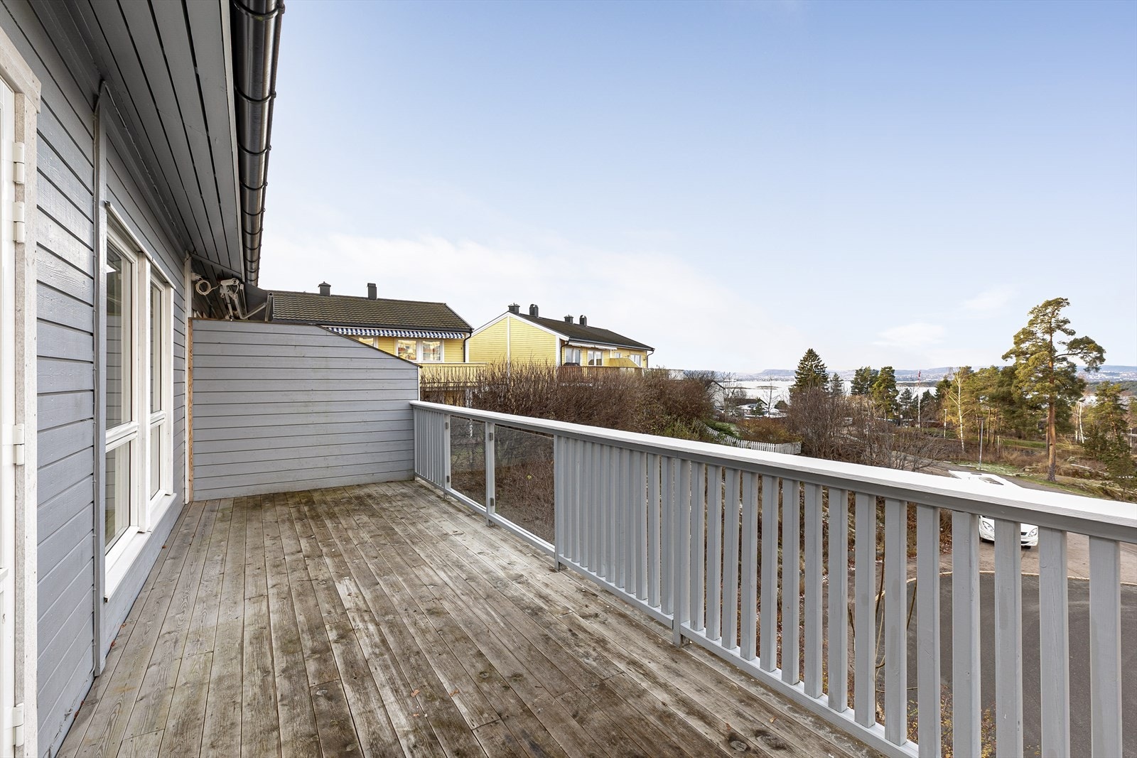 Fra kjøkkenet er det utgang til stor terrasse. Galleribilde