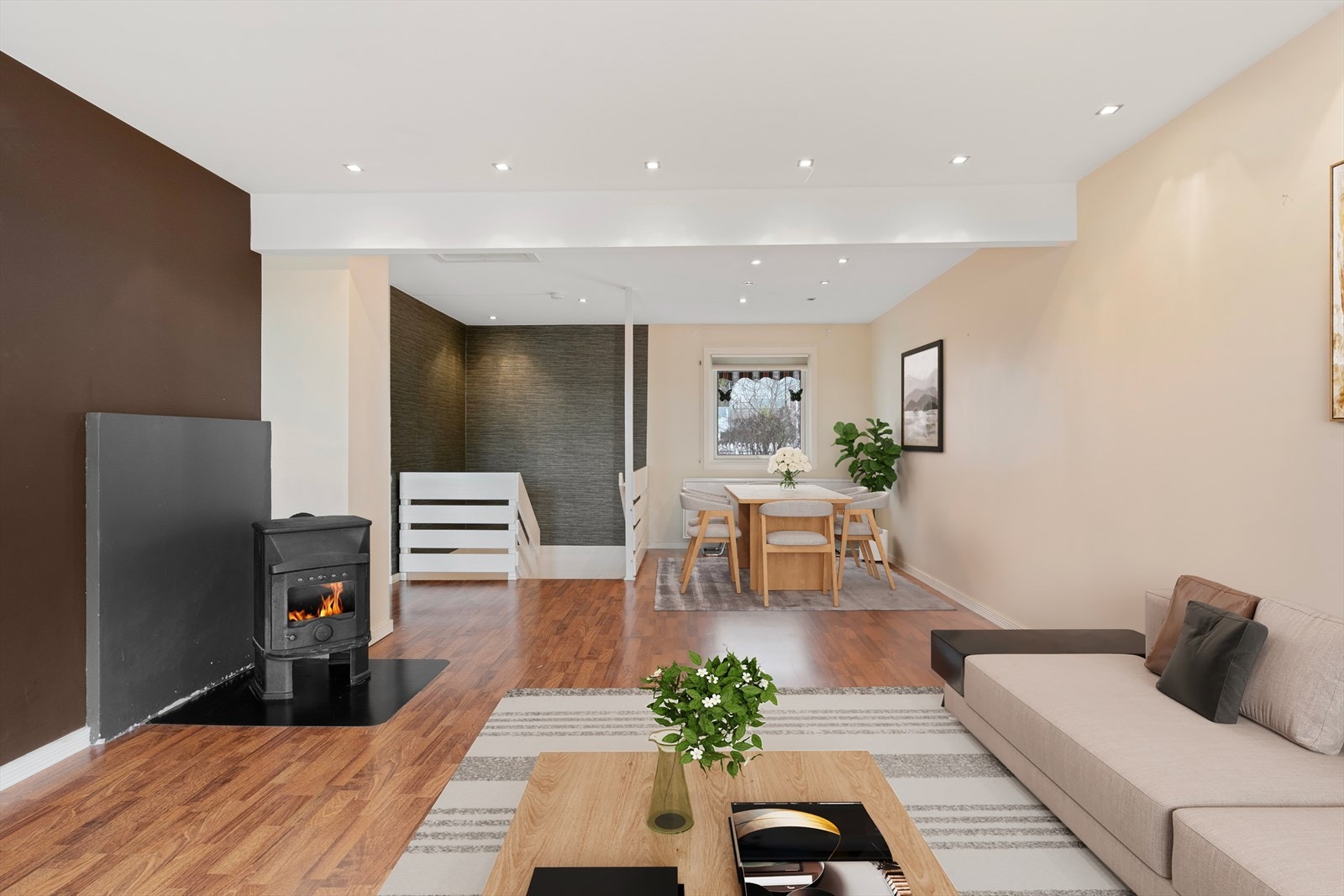 Stuen rommer plass til både sofagruppe og spisegruppe. Galleribilde