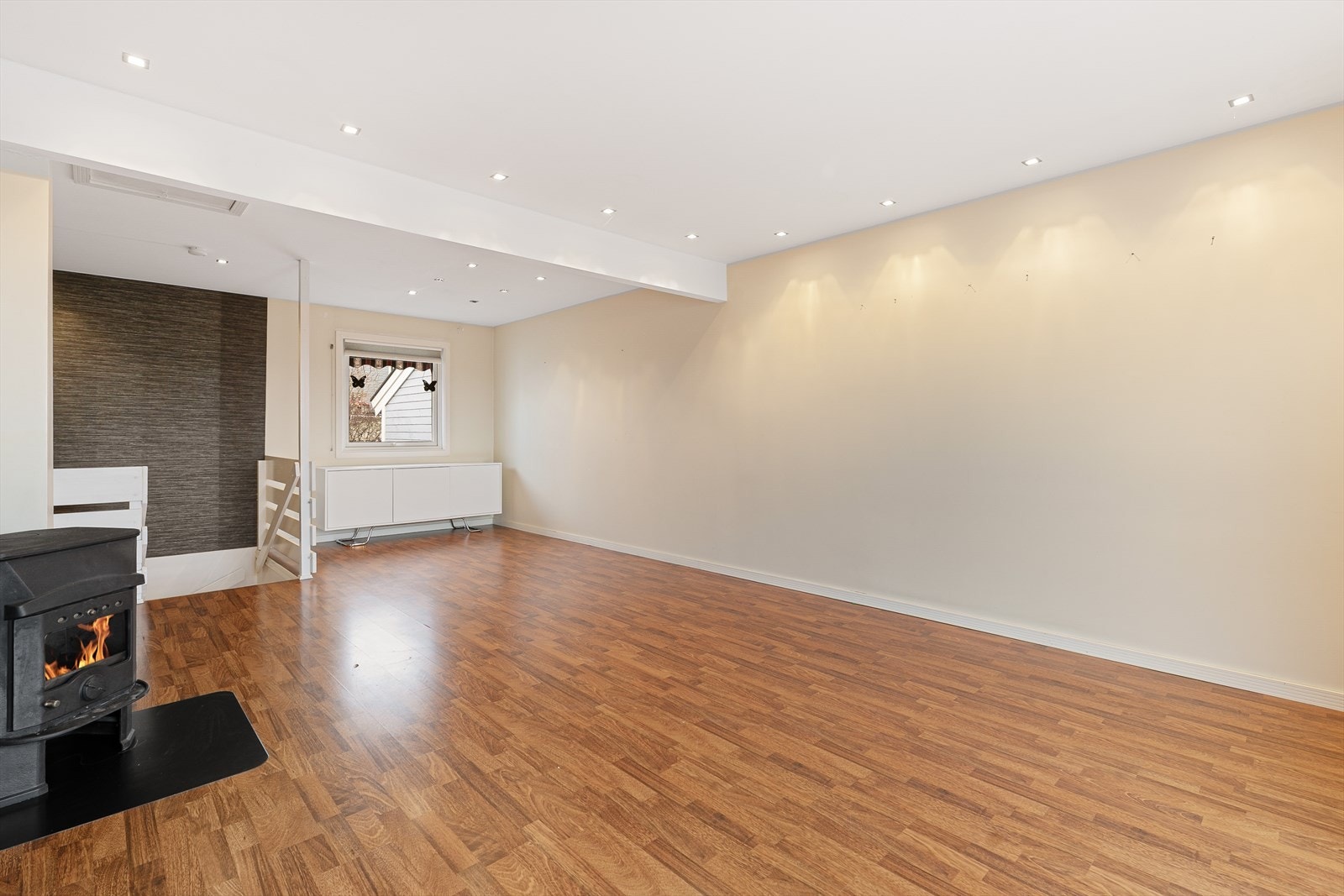 Stuen har en romslig og åpen atmosfære. Galleribilde