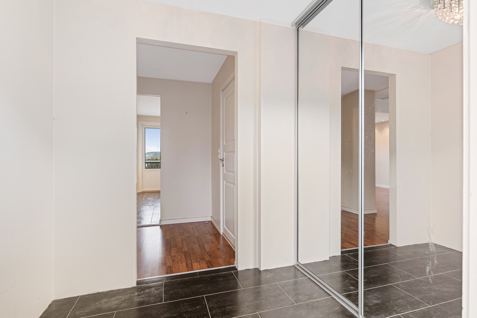 Romslig entré med store skyvedørsgarderober. Galleribilde