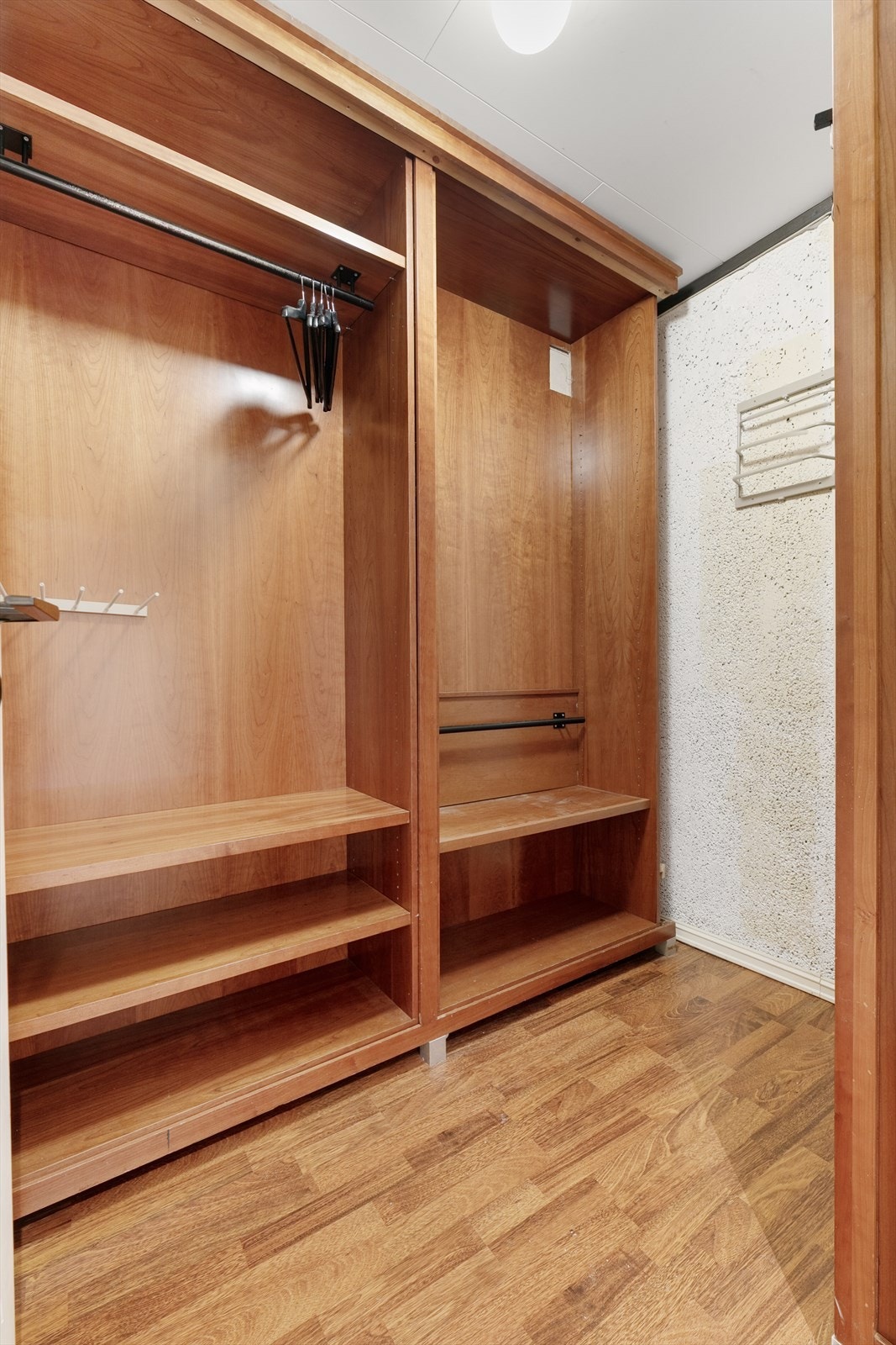 Walk-in closet bidrar til ekstra oppbevaring. Galleribilde