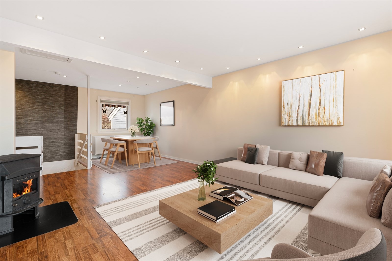 Svært romslig stue med god plass til å innrede slik du ønsker. Her er det digitalt stylet. Galleribilde