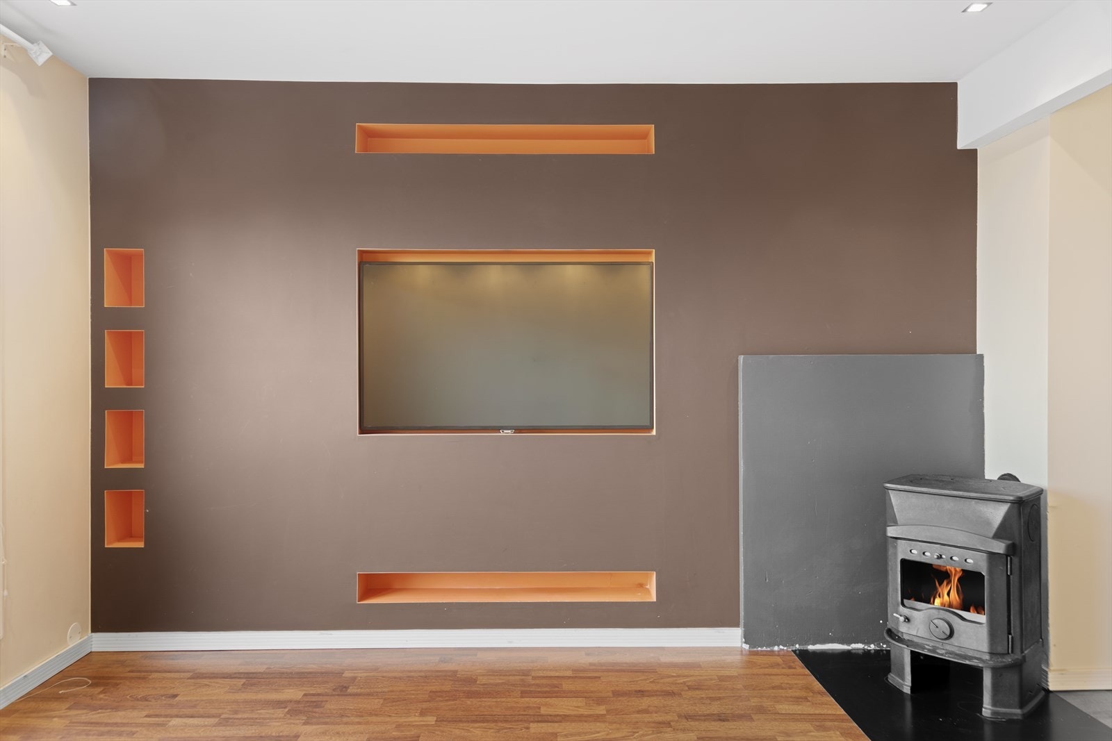 Plassbebygd opplegg for TV. Galleribilde