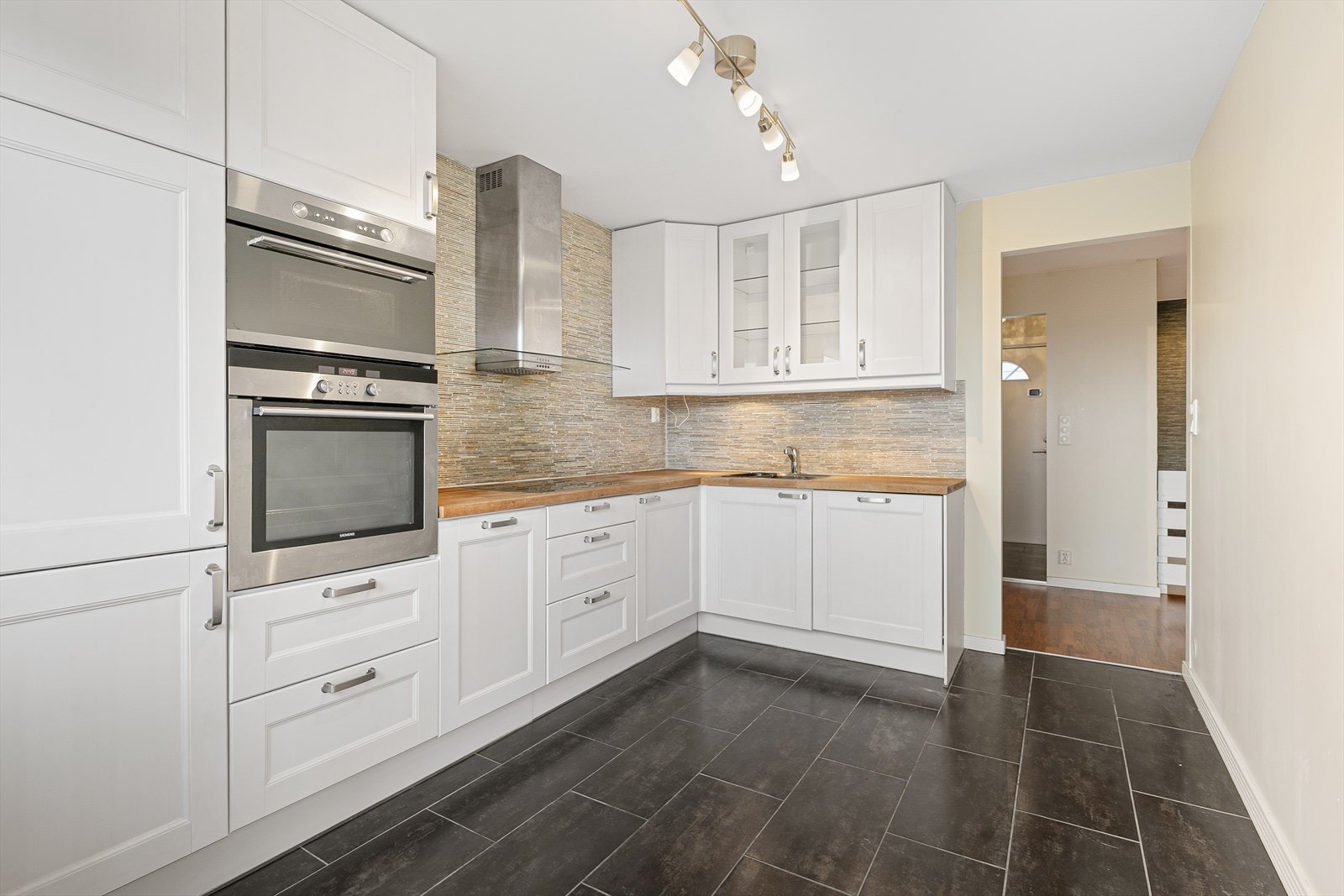 Rikelig med skap- og benkeplass gjør kjøkkenet svært funksjonelt. Galleribilde