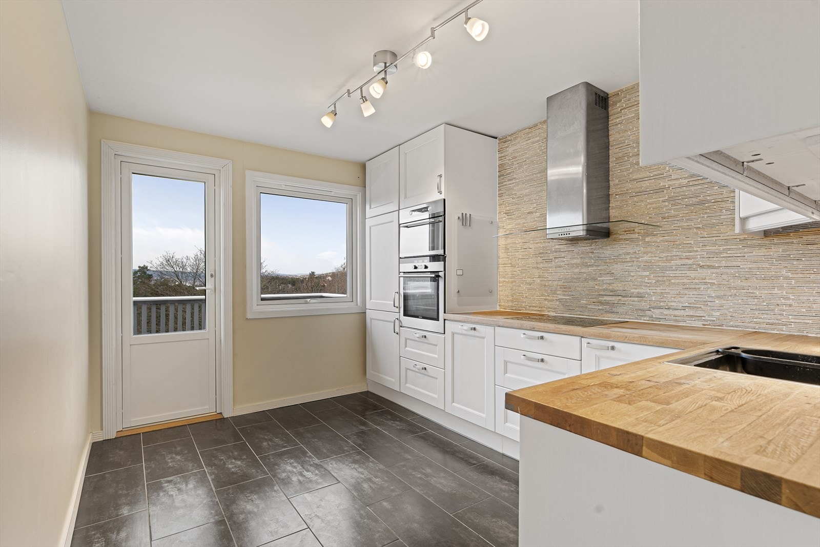 Romslig kjøkken som ligger adskilt fra stuen. Galleribilde