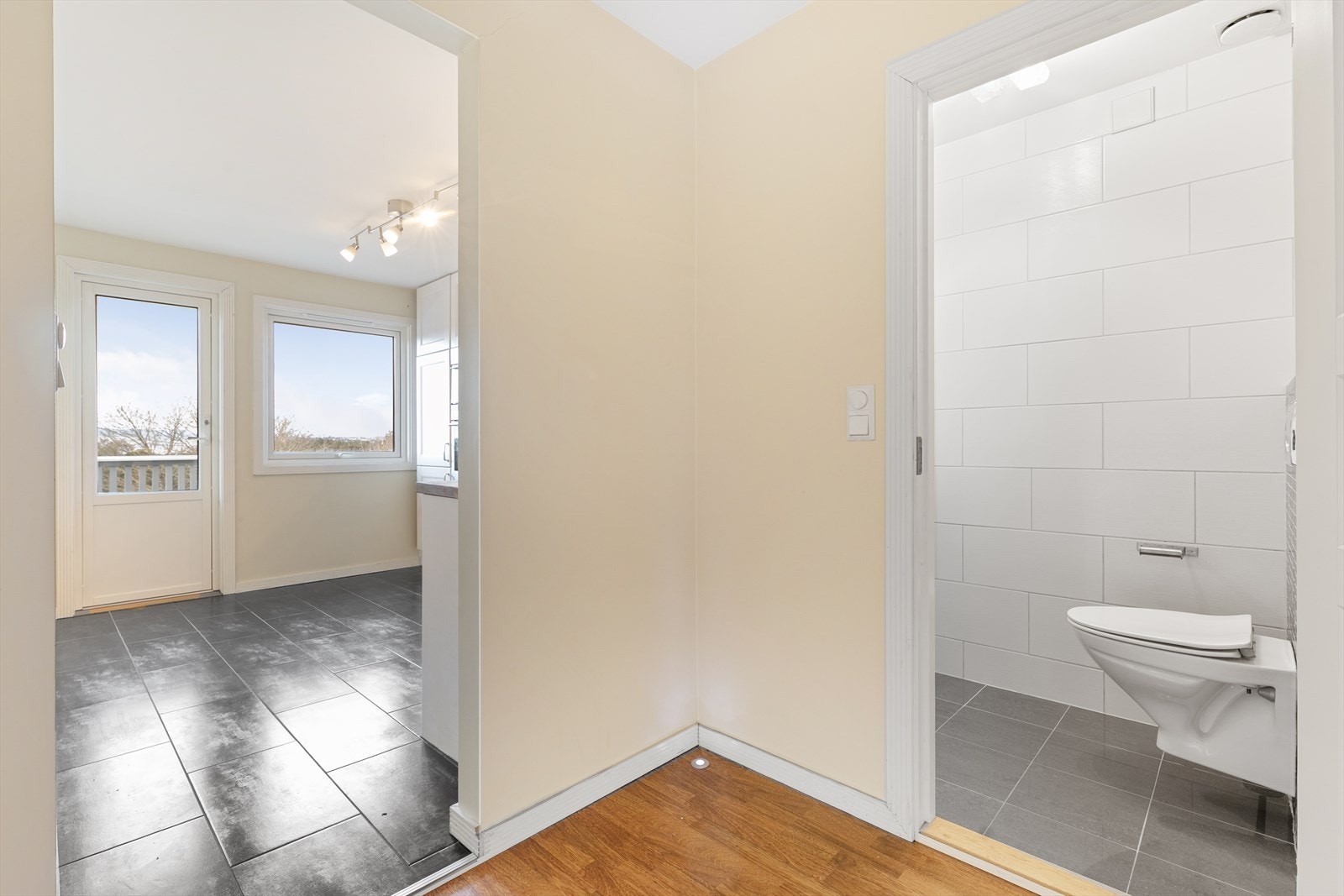 Hovedetasjen består av stue, terrasse, kjøkken og toalettrom. Galleribilde