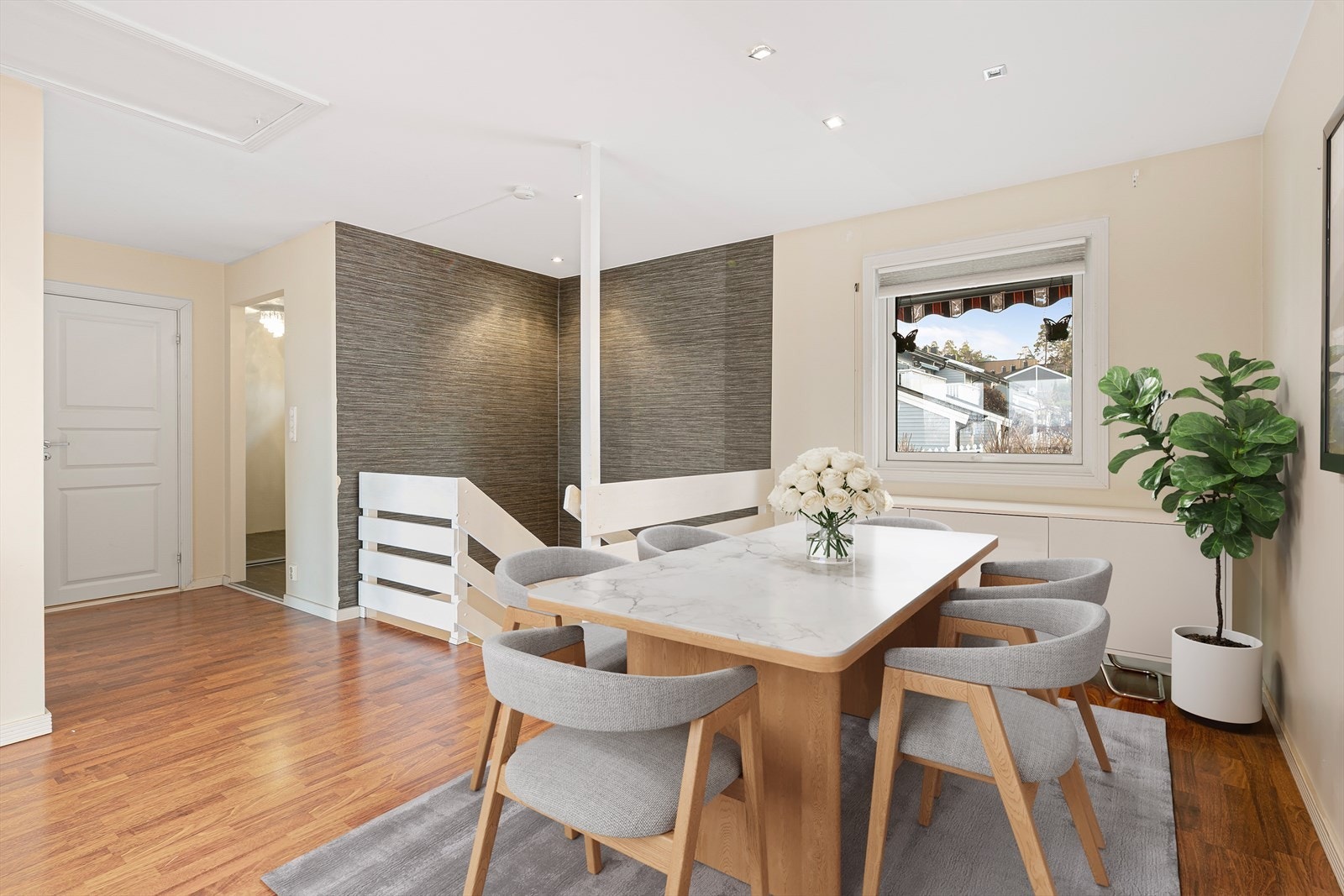 Her har du plass til stor spisegruppe - perfekt for hyggelige middager! Digitalt stylet. Galleribilde