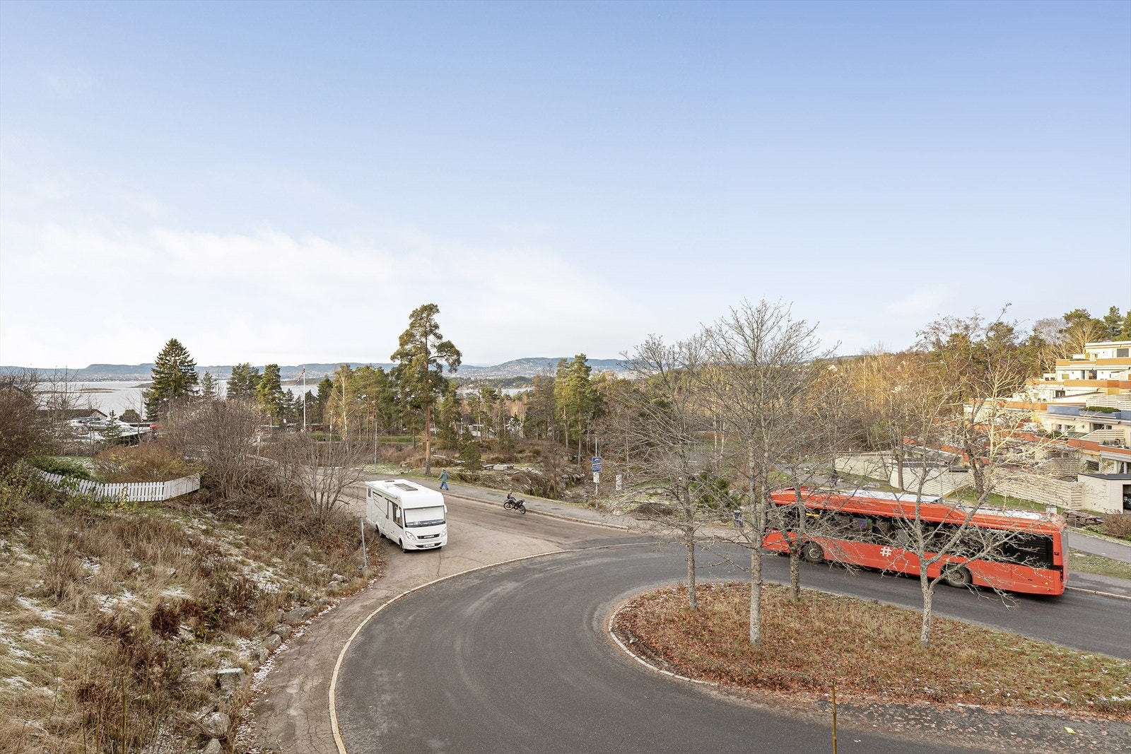 Ravnkroken bussholdeplass ligger kun 3 min gange fra boligen. Galleribilde