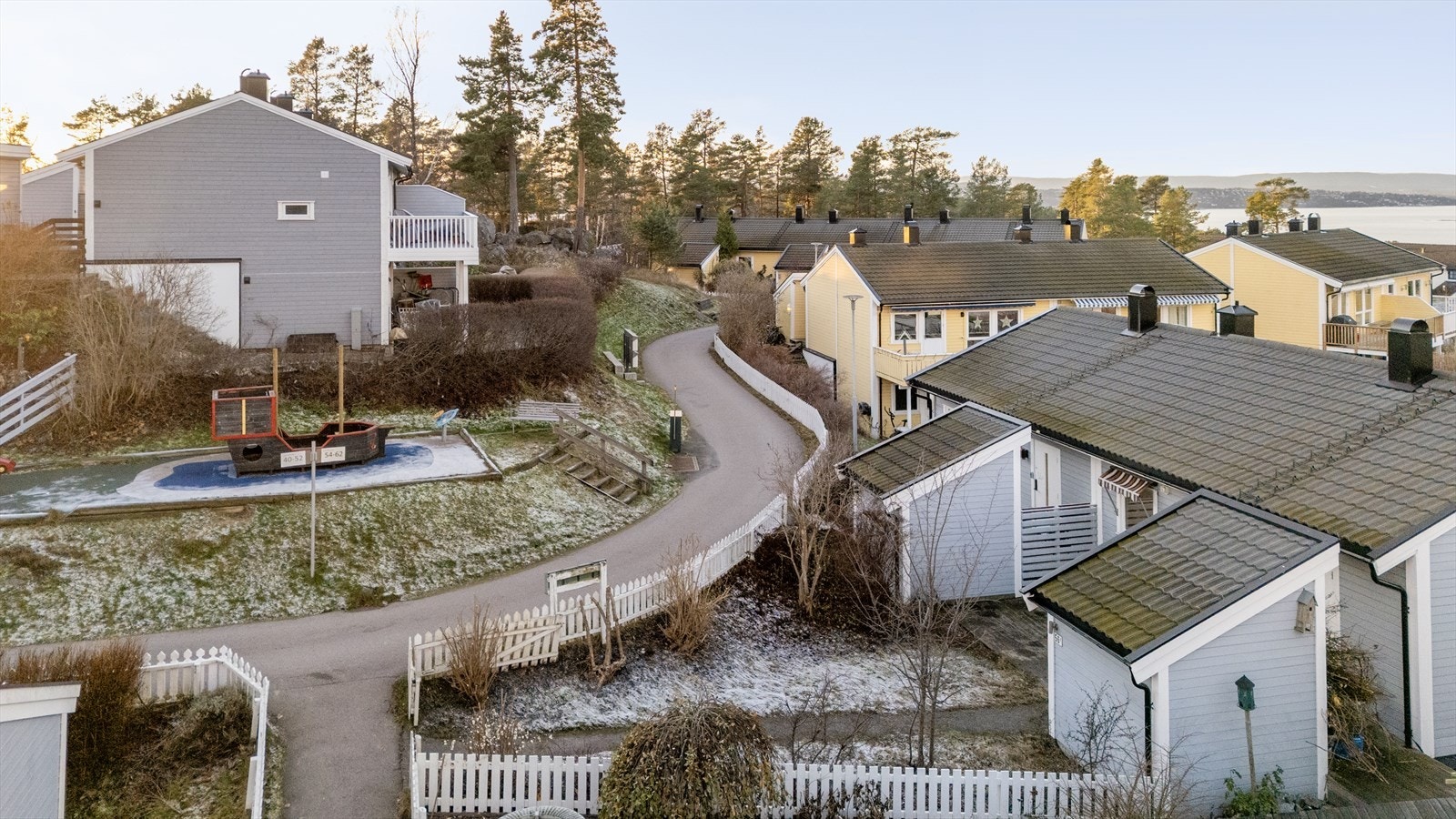 Nabolaget byr på hyggelige utearealer og lekeplasser. Galleribilde