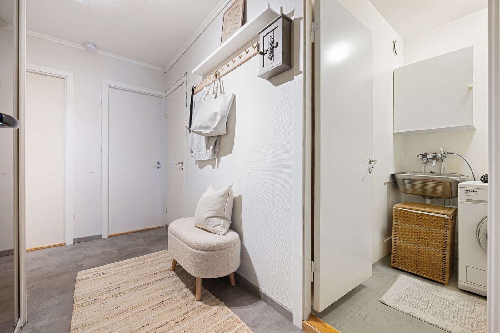 Ved badet er det også et praktisk vaskerom med direkte tilgang fra entré. Galleribilde