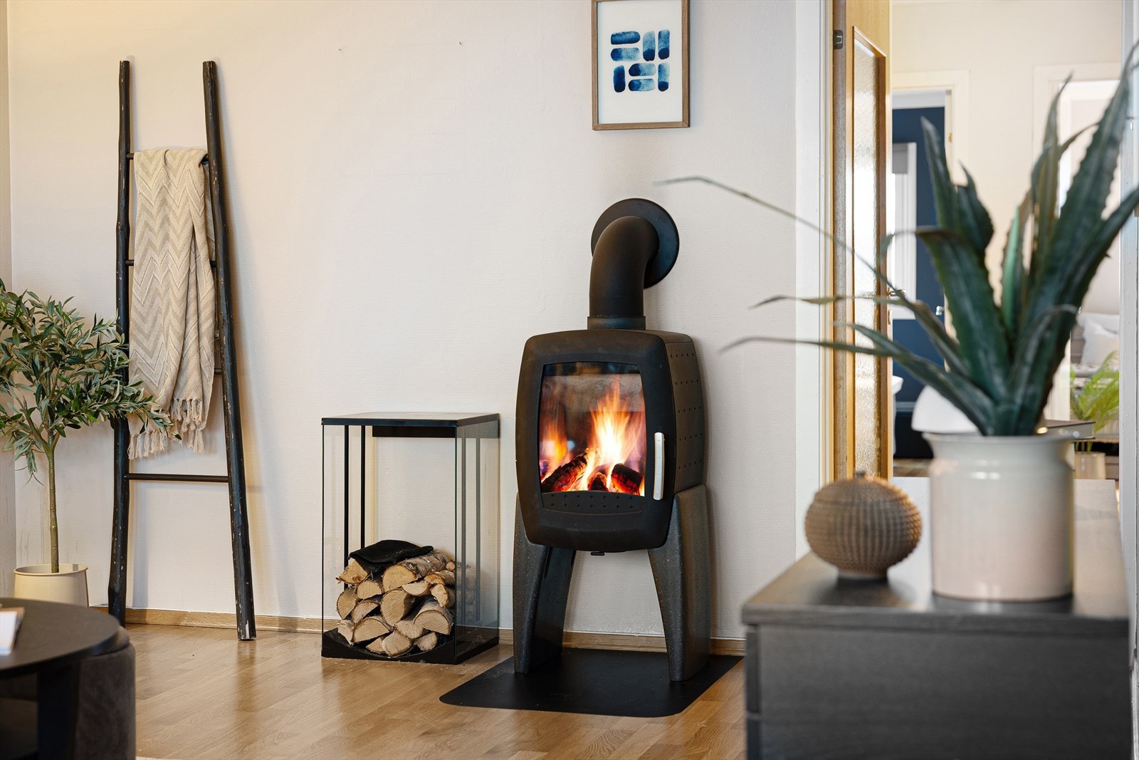 Vedovnen bidrar til å senke oppvarmingskostnadene, og gir samtidig en lun stemning til stuen. Galleribilde