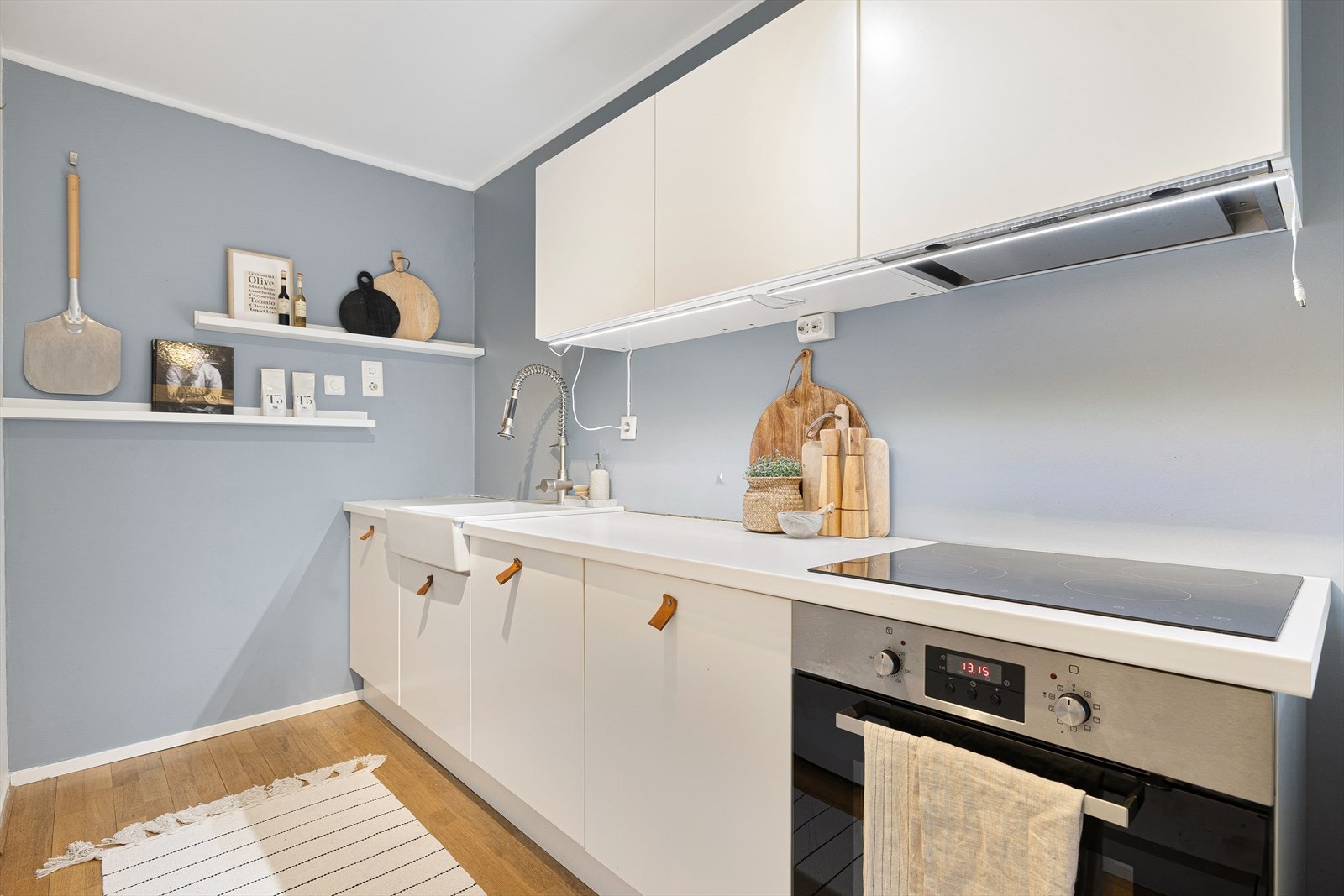 Tidsriktig og moderne kjøkken på hele 13,5 kvm. Galleribilde