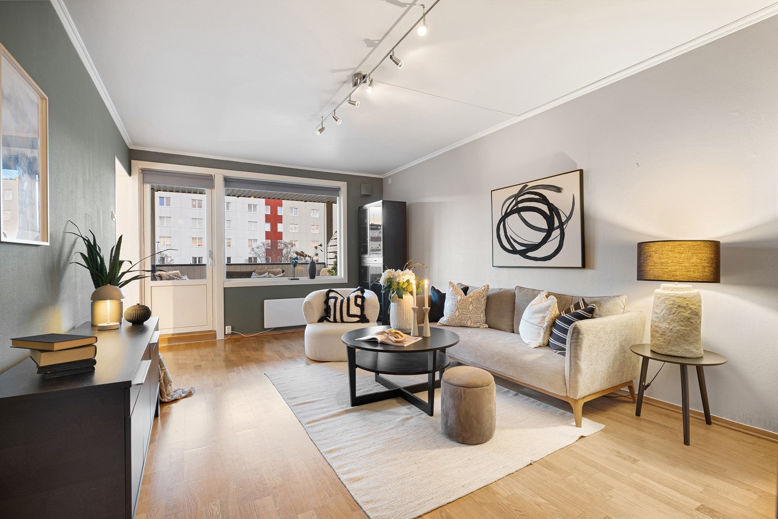 Heimdal Eiendomsmegling v/ Roger Rones har gleden av å presentere denne lyse og romslige 3-roms leiligheten med svært fin og tilbaketrukket beliggenhet på Byåsen/Nyborg. Galleribilde