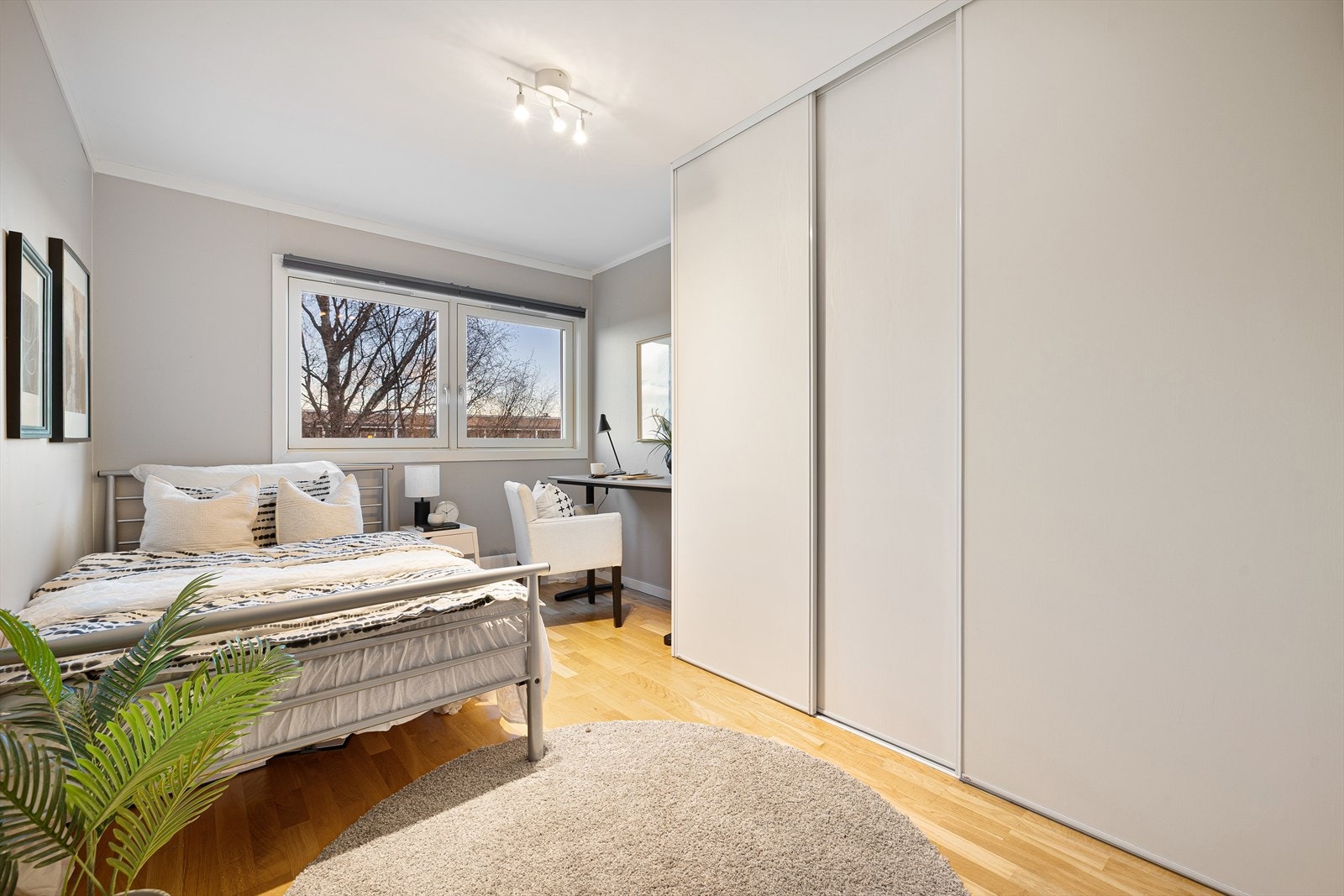 Romslig soverom med stor skyvedørsgarderobe. Galleribilde