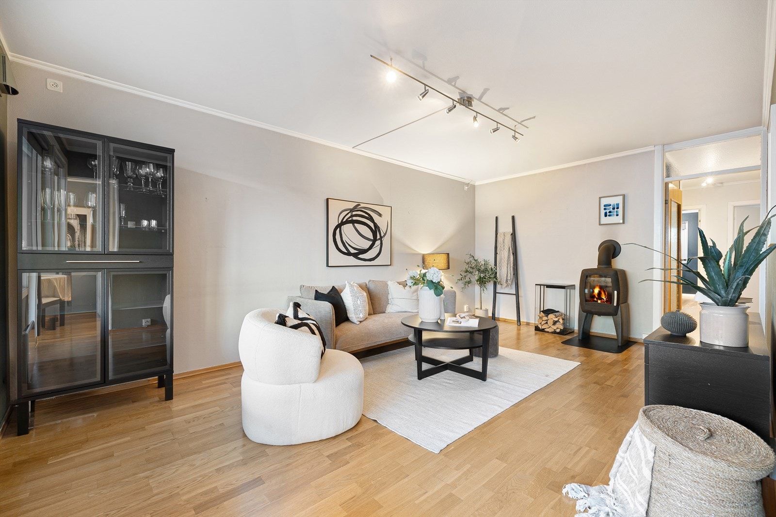 Romslig og lys stue med peis for vedfyring. Galleribilde