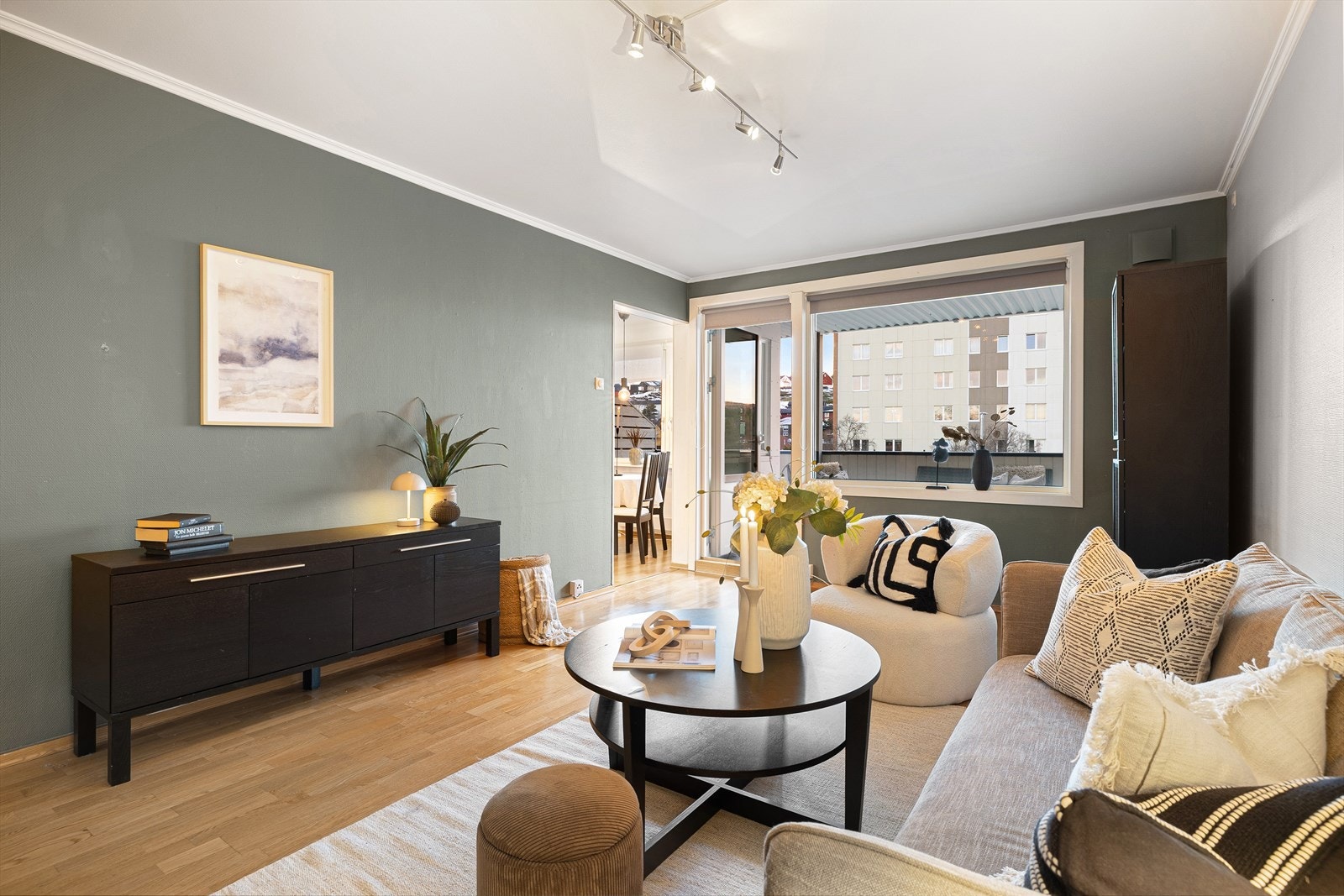 Fra stuen har man direkte adkomst til den romslige balkongen. Galleribilde