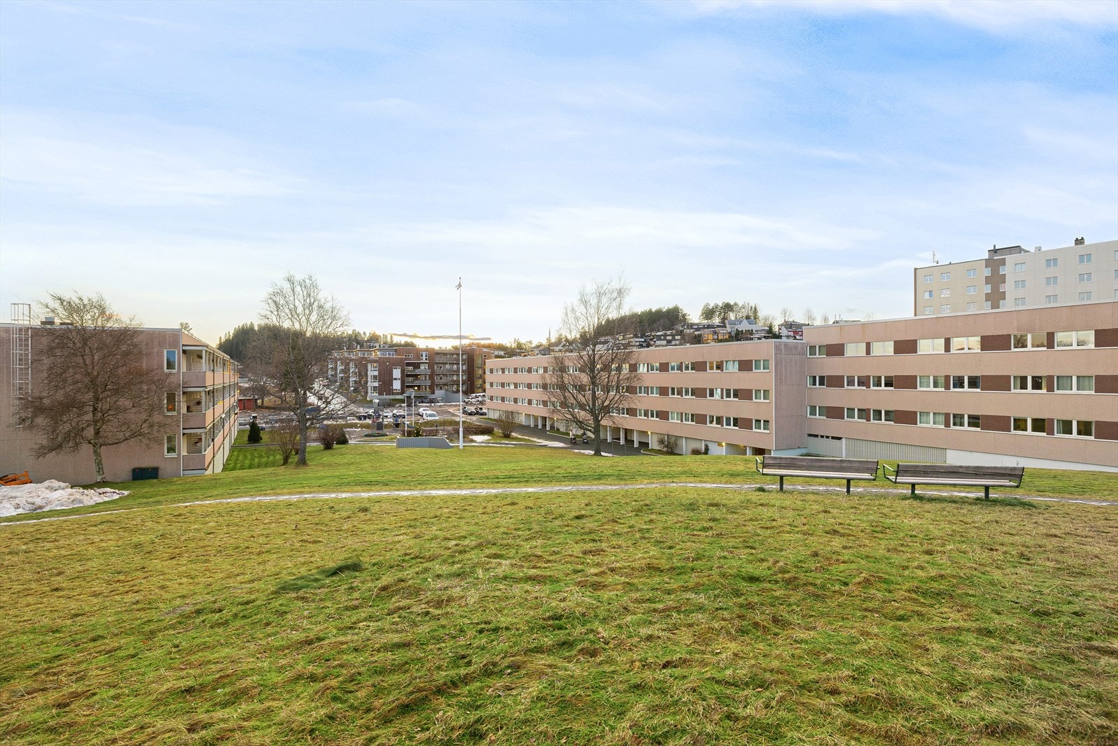 Flere populære badevann og turstier i umiddelbar nærhet til leiligheten. Galleribilde