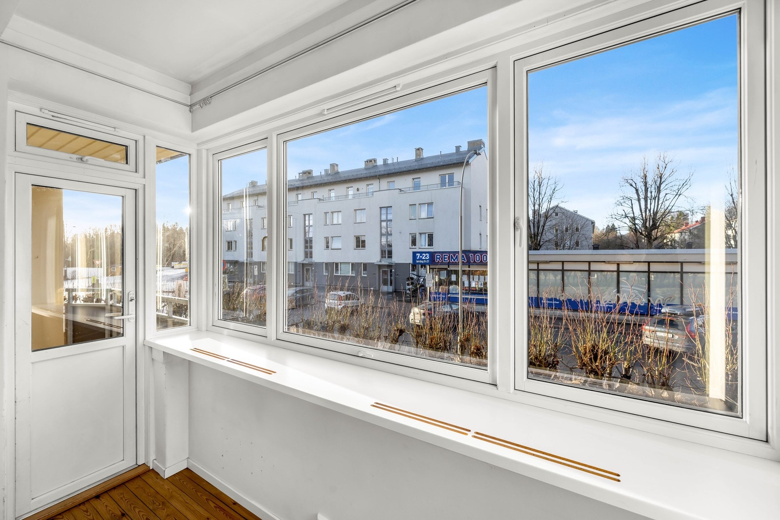 Store vindusflater slipper inn rikelig med dagslys og bidrar til en luftig romfølelse. Galleribilde