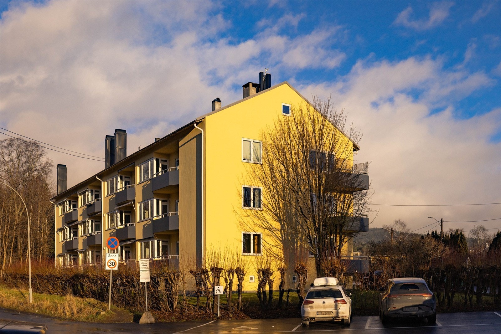 Veldrevet sameie med 15 boligsesksjoner. Leiligheten ligger fint til på hjørnet av bygget i en høy 1. etasje Galleribilde