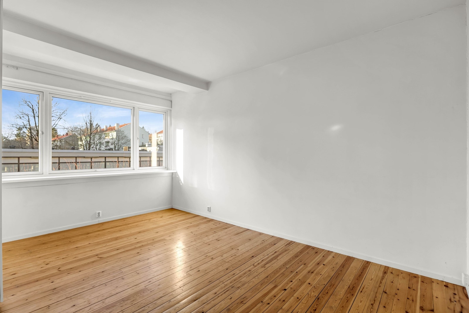 Stor og luftig stue med herlige lys- og solforhold Galleribilde