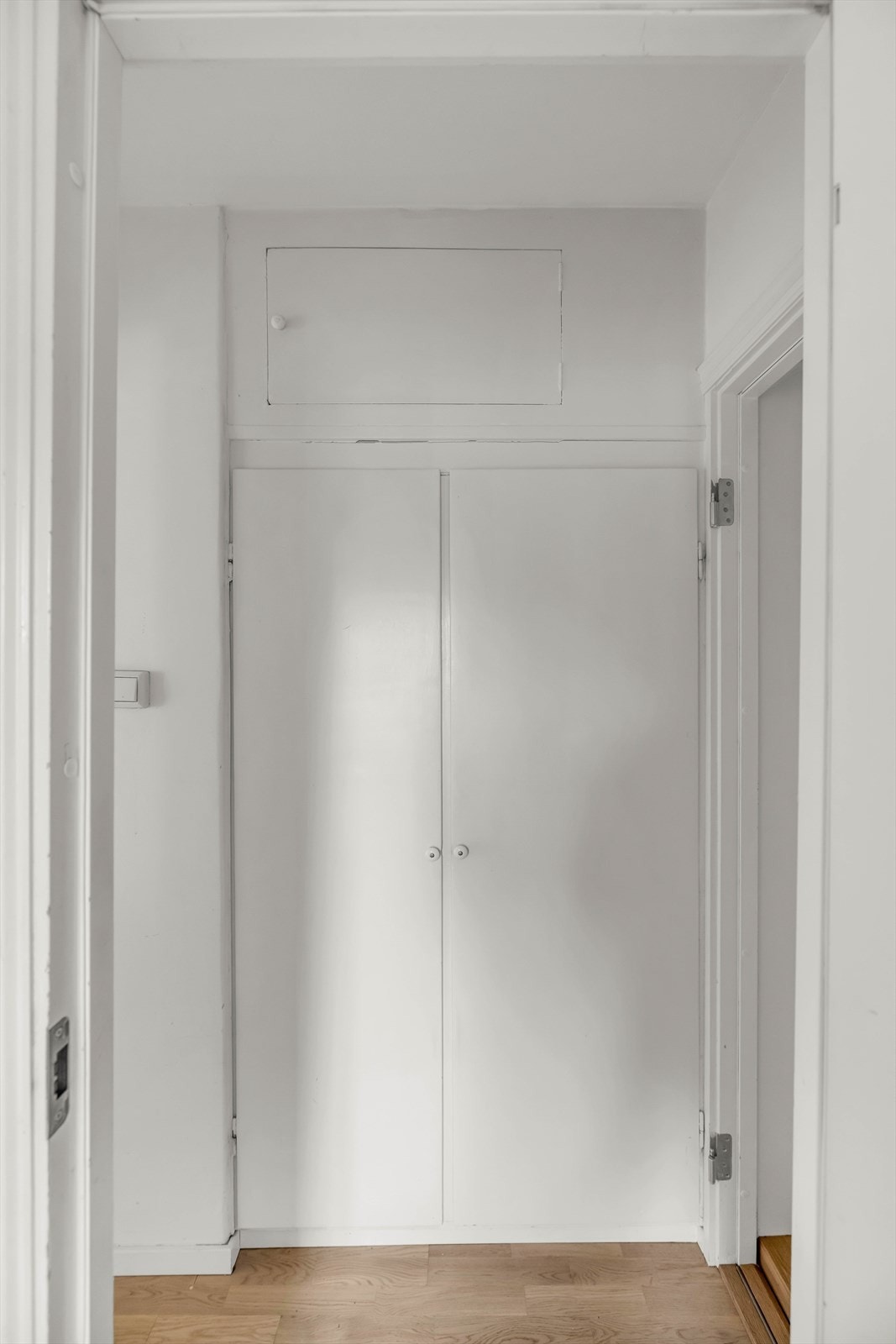 Integrerte garderobeskap i soveromsgangen Galleribilde