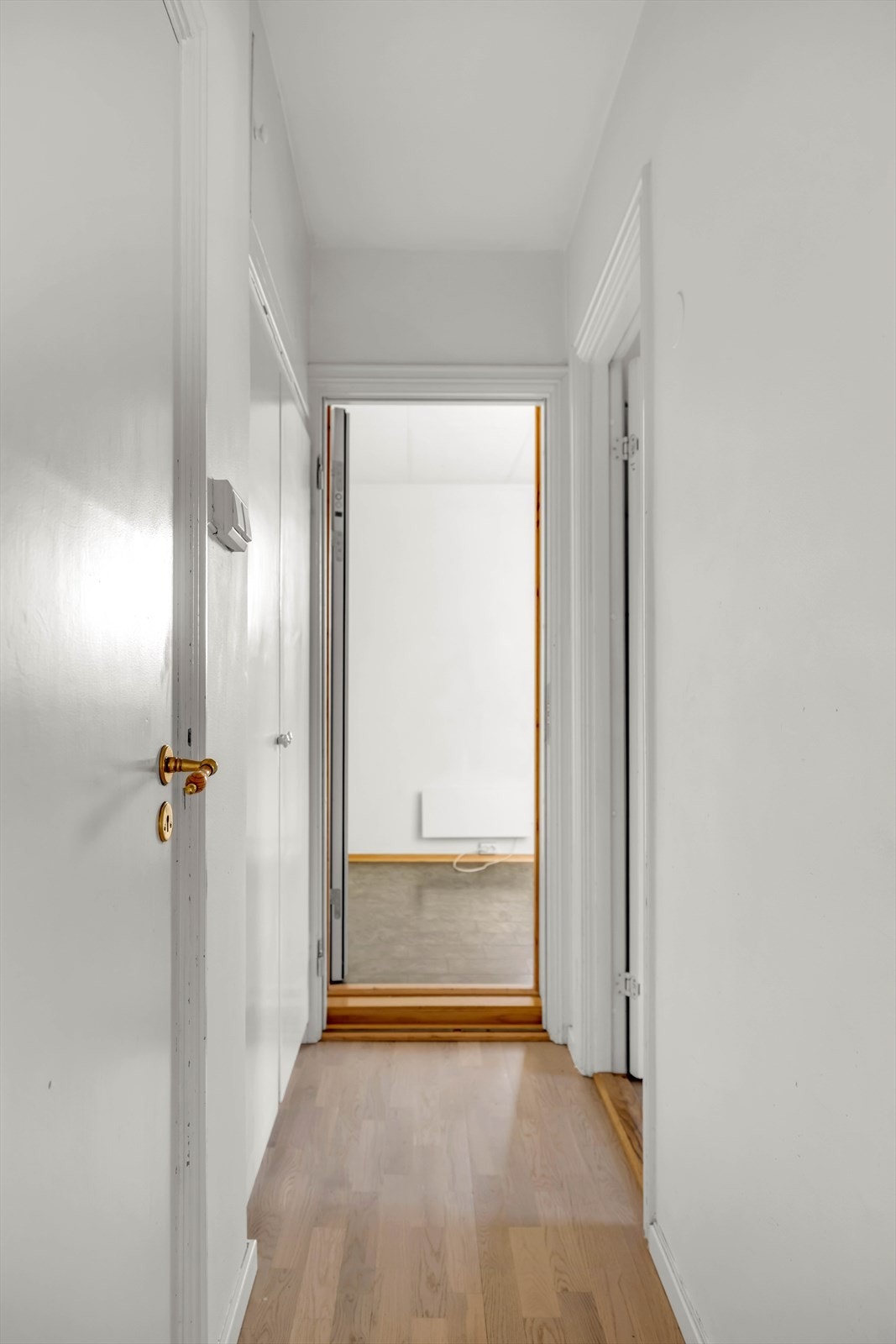 Det er integrerte skap i gangen utenfor bad og soverom Galleribilde