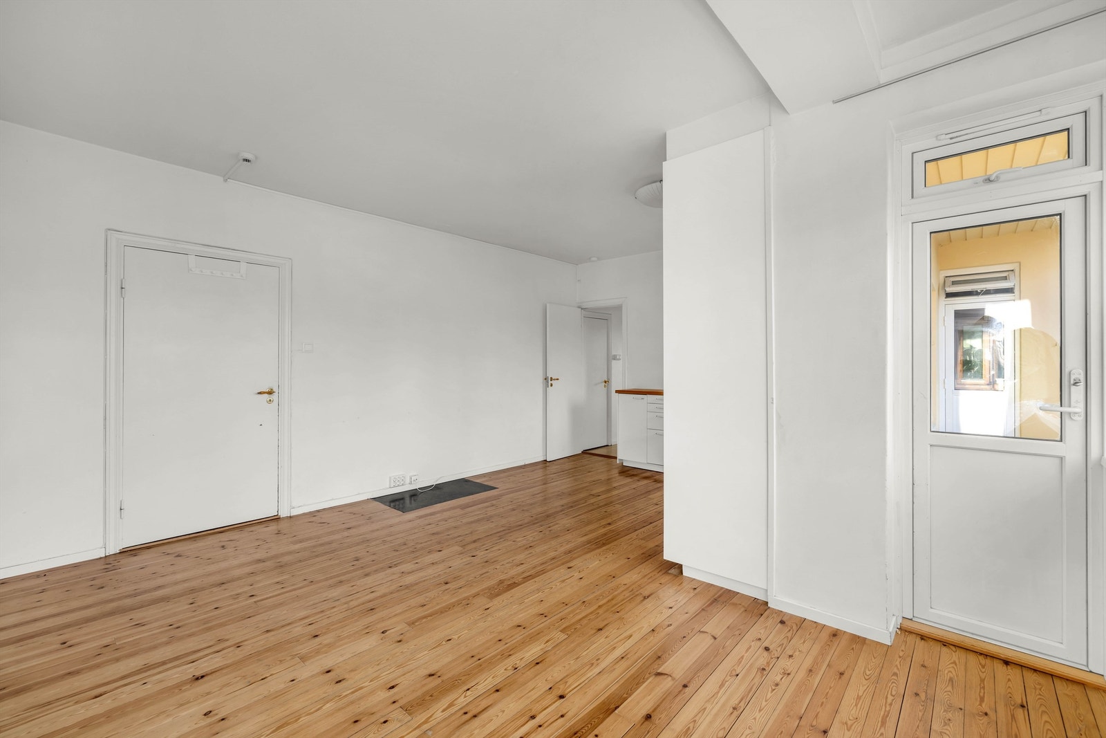 Stort oppholdsrom med mulighet for å installere ildsted Galleribilde