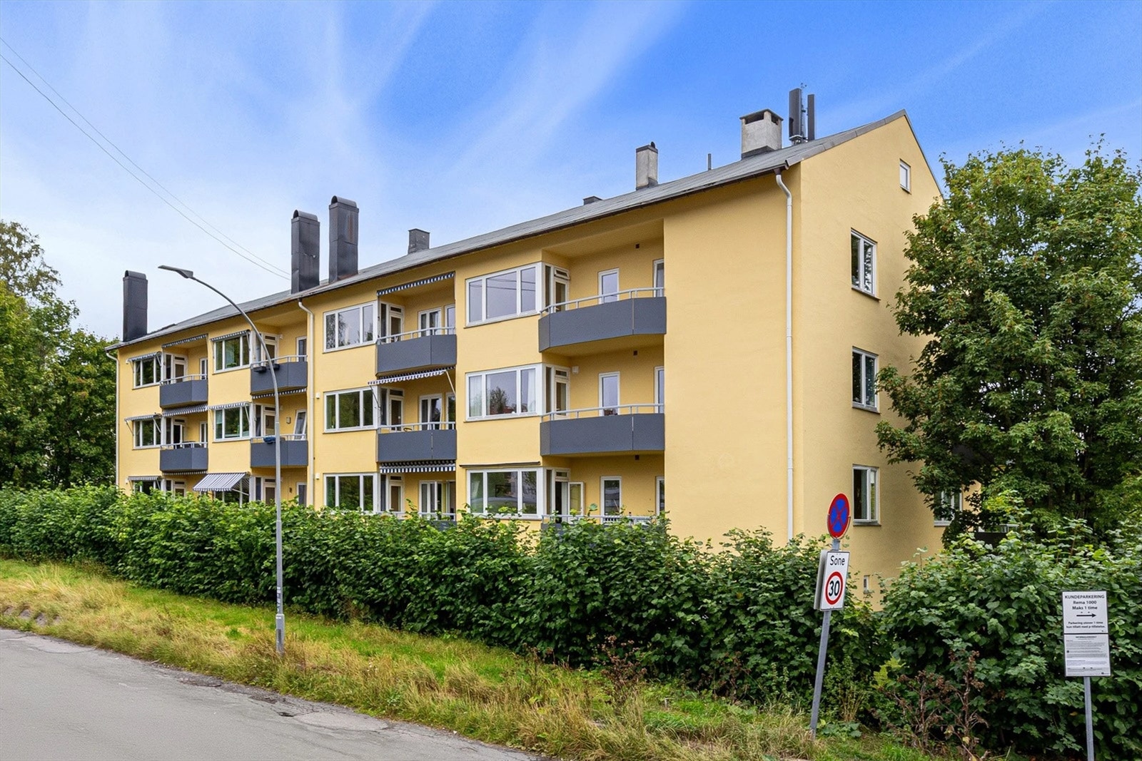 Fasaden en sommerdag Galleribilde