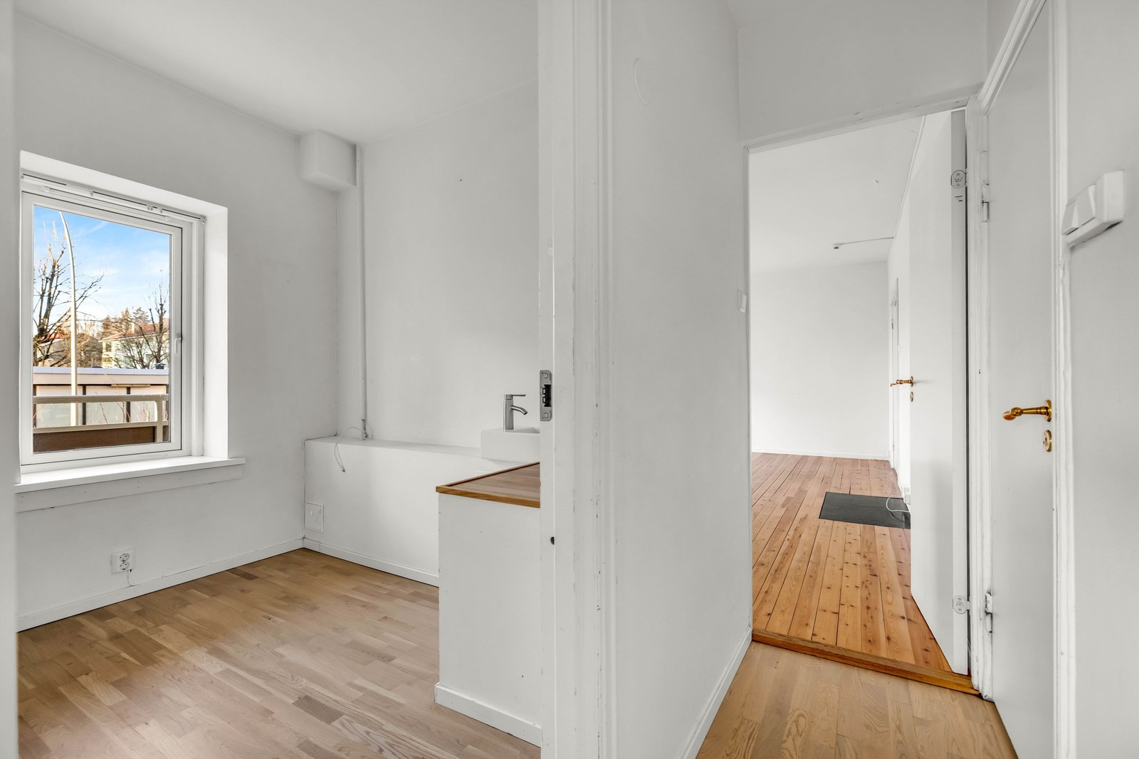 Leiligheten har fin planløsning med 2 soverom og stue med kjøkken i åpen løsning Galleribilde