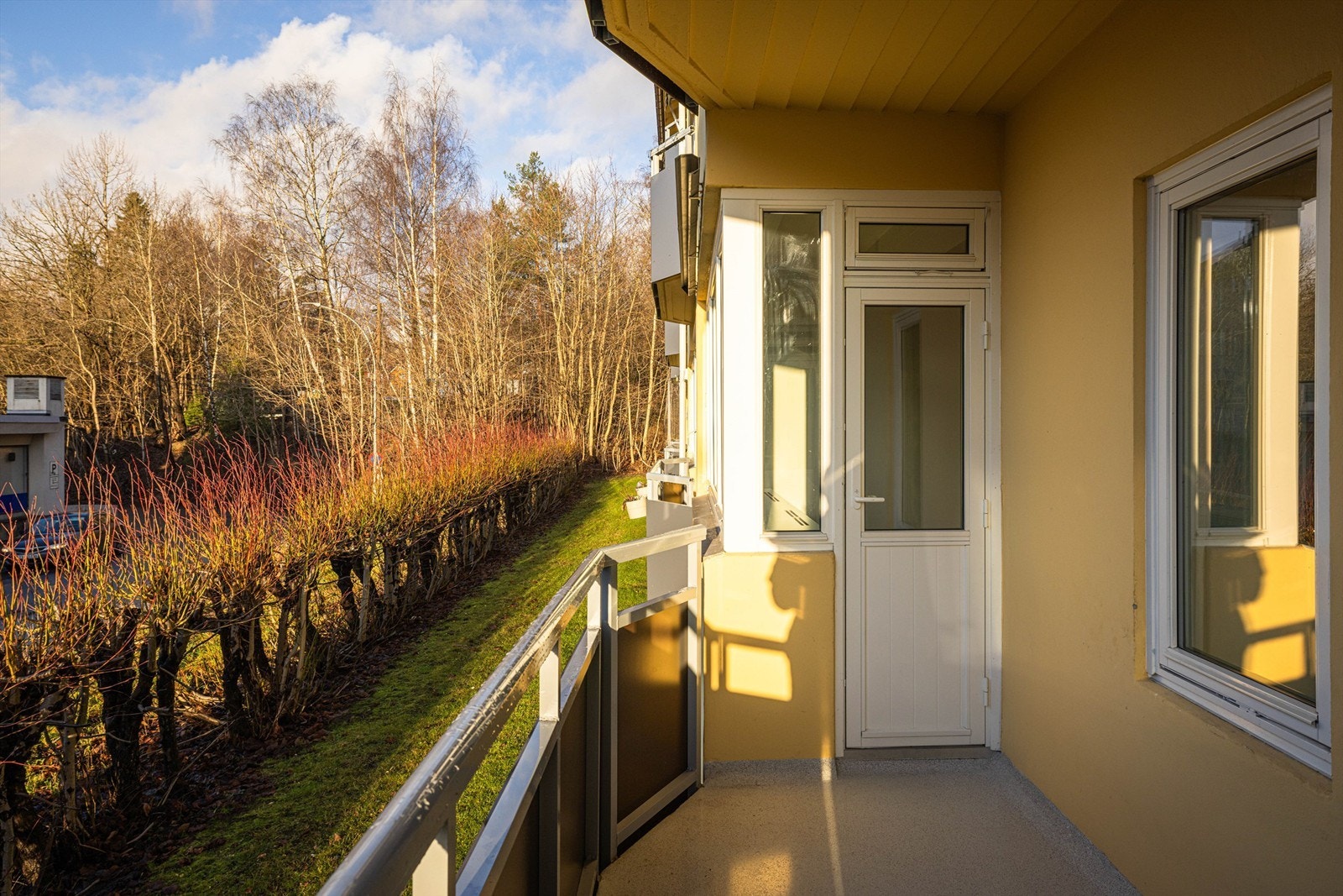 Vinduer og balkongdører er fra 2011 og fasader og balkonger rehabilitert i 2022/2023. Galleribilde